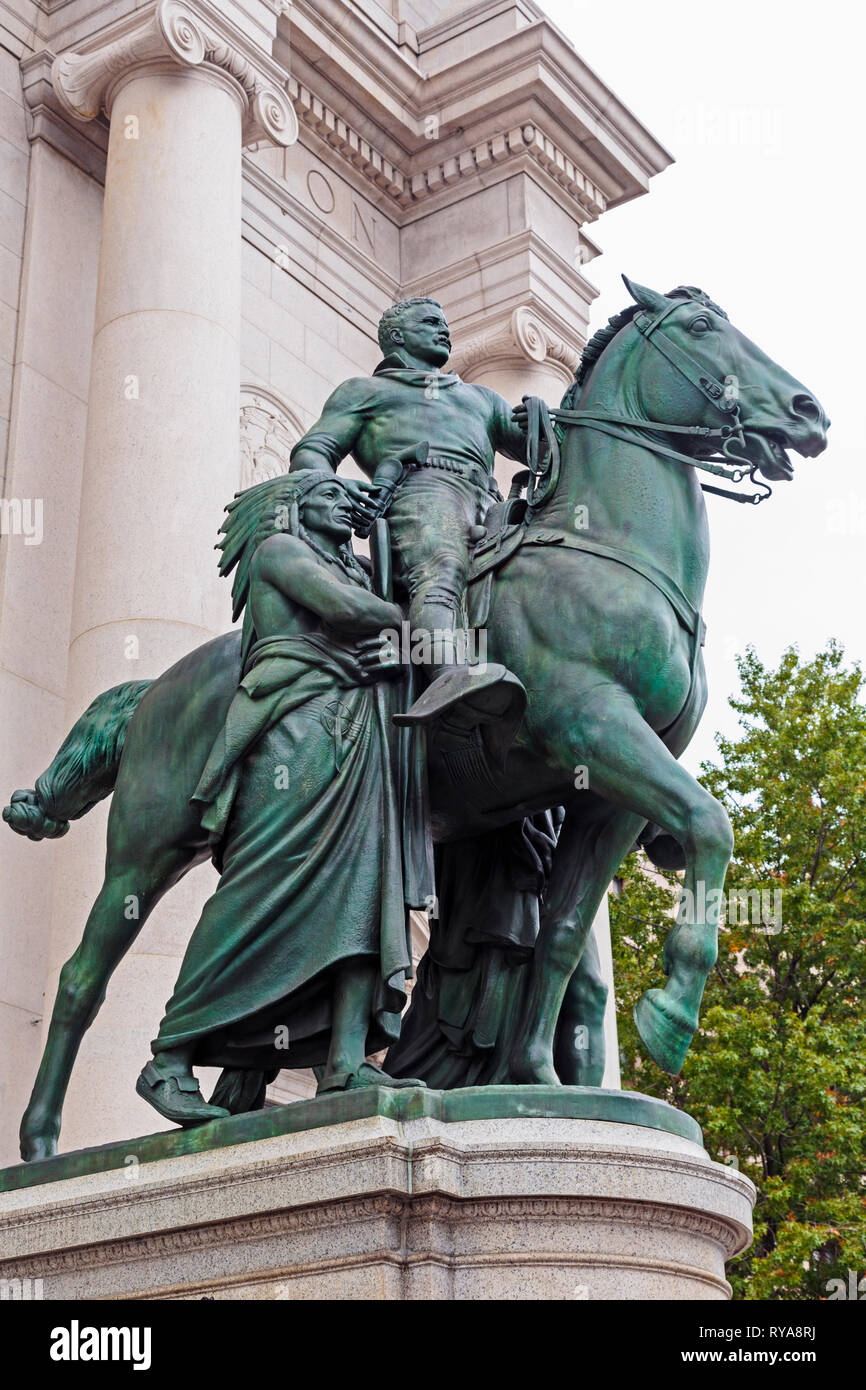 Reiterstandbild von Theodore Roosevelt, 1858-1919, außerhalb des American Museum of Natural History. Die Statue zeigt Roosevelt auf dem Pferd mit einem Stockfoto