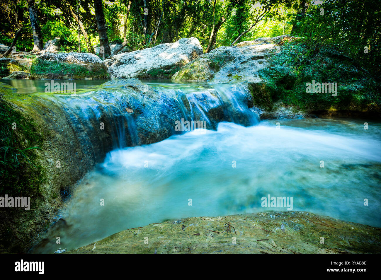 Wasserueberlauf zwischen zwei Wasserbecken in Cascade de Sillans, Sillans-la-Cascade, Frankreich Stockfoto