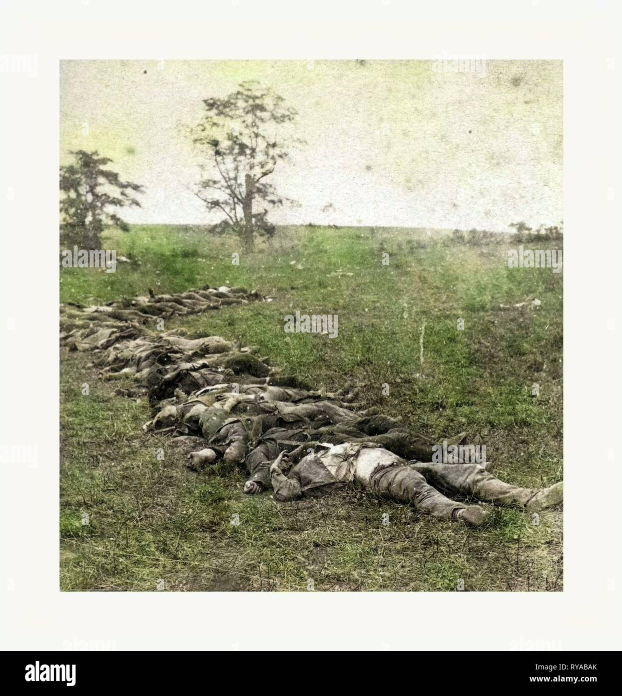 Amerikanischer Bürgerkrieg: Gemeinsam für die Beerdigung versammelten sich nach der Schlacht von Antietam, Leichen, die auf der Erde. Foto, Eiklar Drucken Stockfoto