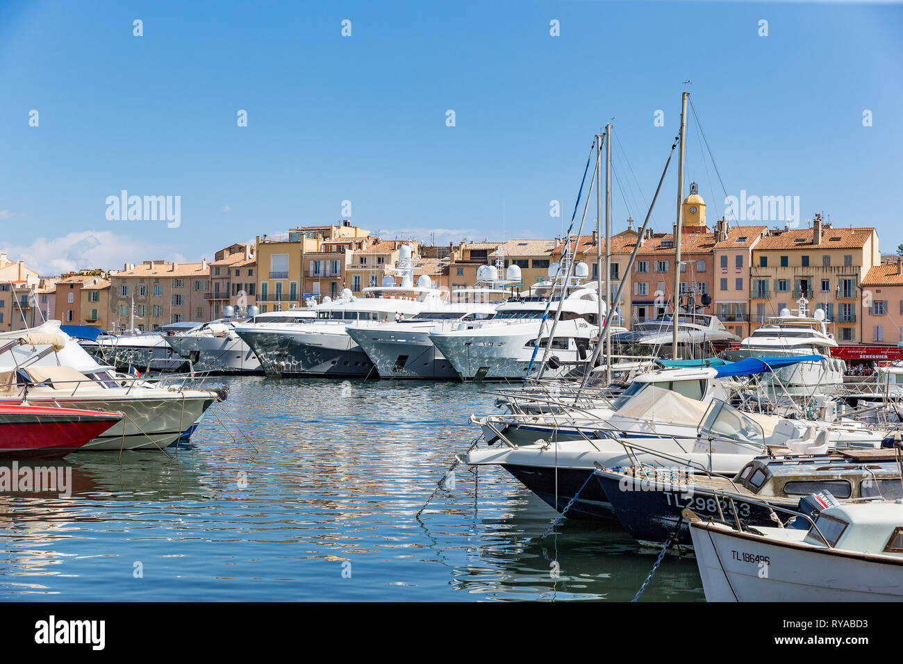 Yachten im Hafen vor den historischen Gebaeuden in Saint Tropez, Frankreich, 01.09.2018 Bildnachweis: Mario Hommes/HH-Fotografie Stockfoto