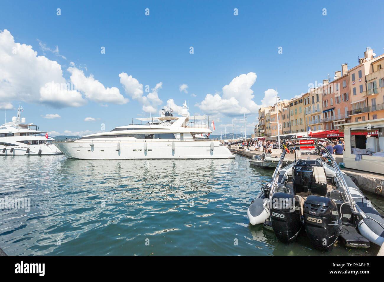Yachten im Hafen vor den historischen Gebaeuden in Saint Tropez, Frankreich, 01.09.2018 Bildnachweis: Mario Hommes/HH-Fotografie Stockfoto
