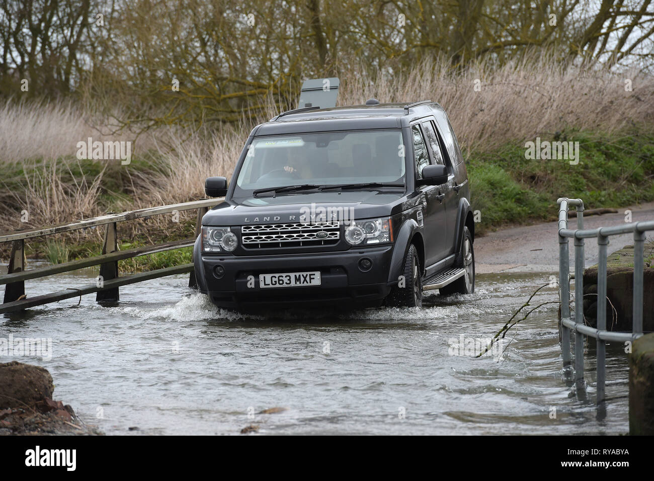 Als Sturm Gareth zerschlägt Großbritannien mit starken Regen und starkem Wind den Fluss Wid in Billericay Essex burst es Banken, wodurch schwierige Fahrbedingungen Stockfoto