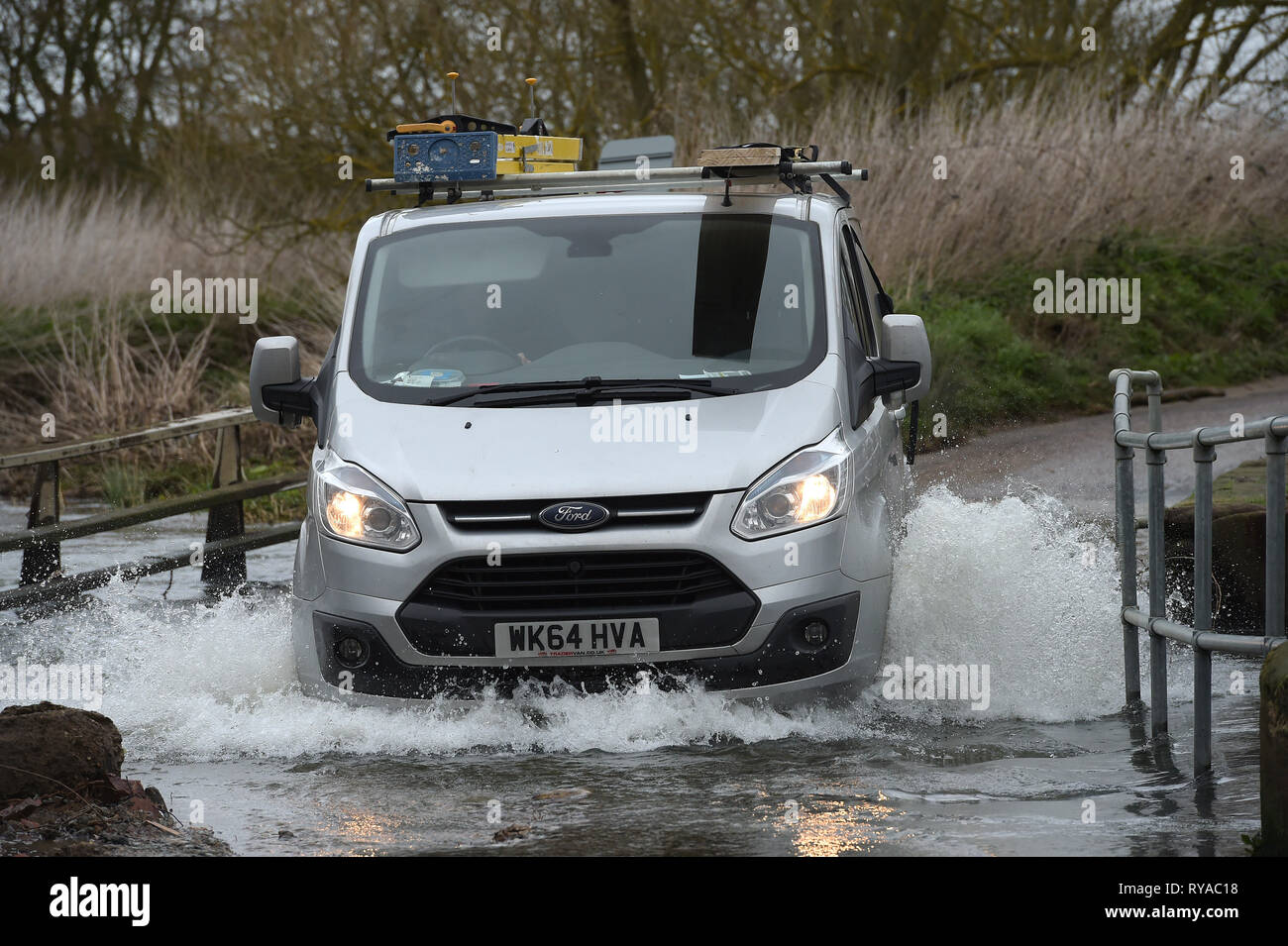 Als Sturm Gareth zerschlägt Großbritannien mit starken Regen und starkem Wind den Fluss Wid in Billericay Essex burst es Banken, wodurch schwierige Fahrbedingungen Stockfoto