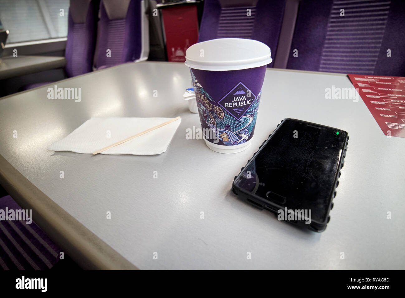 Kaffee und Smartphone auf Enterprise Zug zwischen Belfast und Dublin Überquerung der Republik Irland Nordirland Grenze Stockfoto
