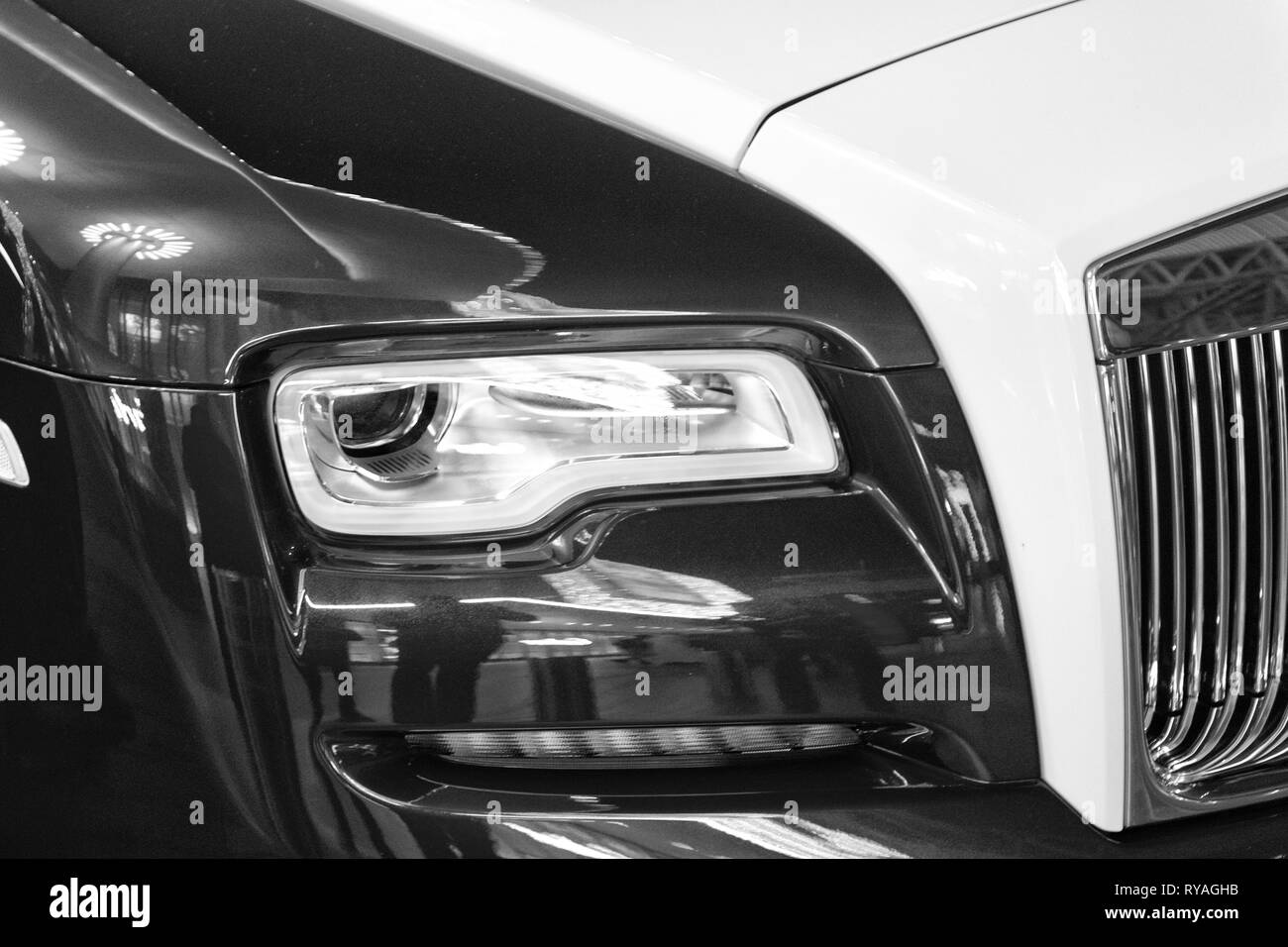 Luxury Car Rolls Royce Wraith neben der Dubai Mall. Rolls Royce ist berühmt teurer Luxus automobile Marke Car Stockfoto