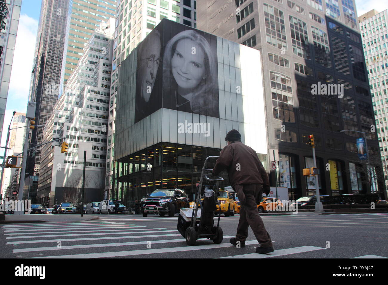 New York, USA. 12 Mär, 2019. Der 81-jährige Immobilienmakler Harry Macklowe hat ein zwölf durch sieben Meter Portrait von sich selbst und seiner frisch verheirateten Frau Patricia Landeau hing an der Seite eines Hochhauses er besitzt in der Mitte von Manhattan. Credit: Christina Horsten/dpa/Alamy leben Nachrichten Stockfoto