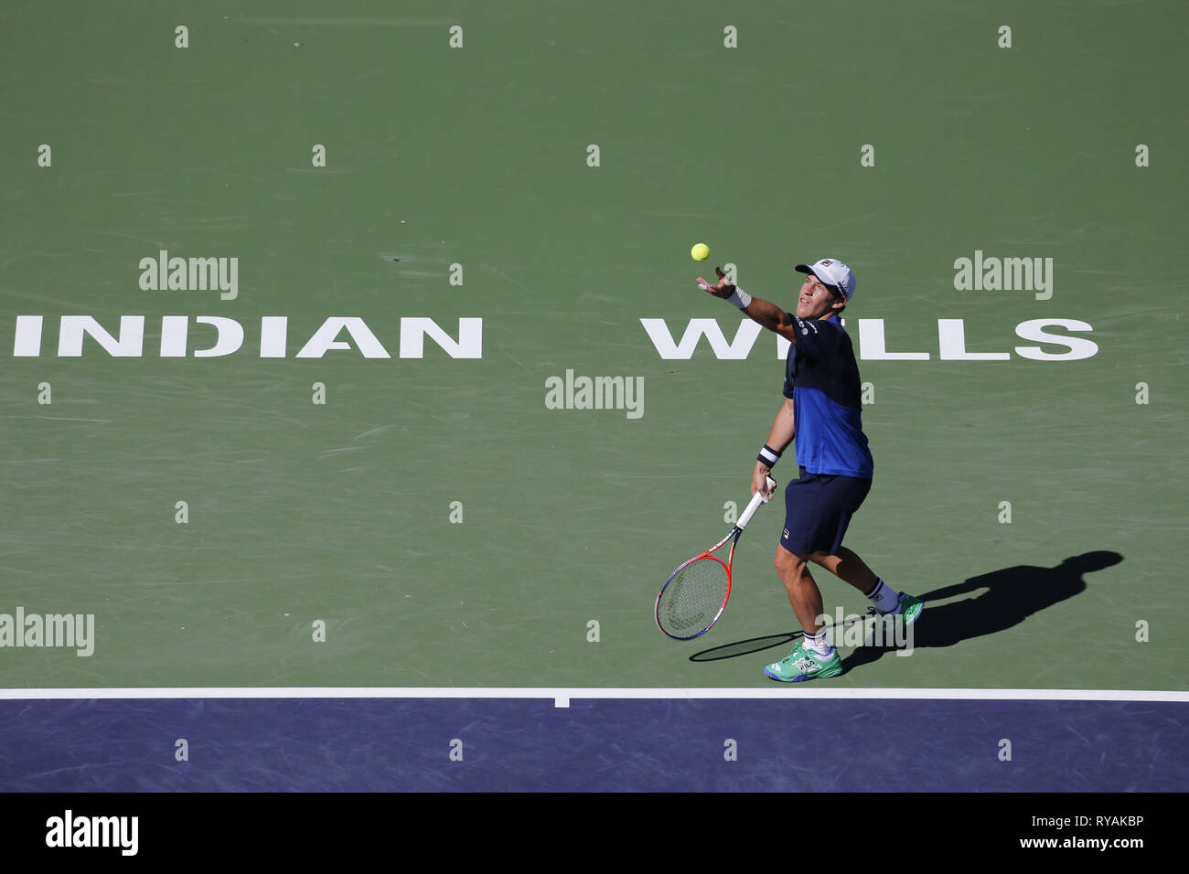 Indian Wells, Kalifornien, USA. 12 Mär, 2019. Diego Schwartzman von Argentinien, dient die Kugel zu Rafael Nadal aus Spanien, während die Männer singles dritte Runde der BNP Paribas Open Tennis Turnier am Dienstag, 12. März 2019 im kalifornischen Indian Wells. Nadal gewann 2-0. Credit: Ringo Chiu/ZUMA Draht/Alamy leben Nachrichten Stockfoto
