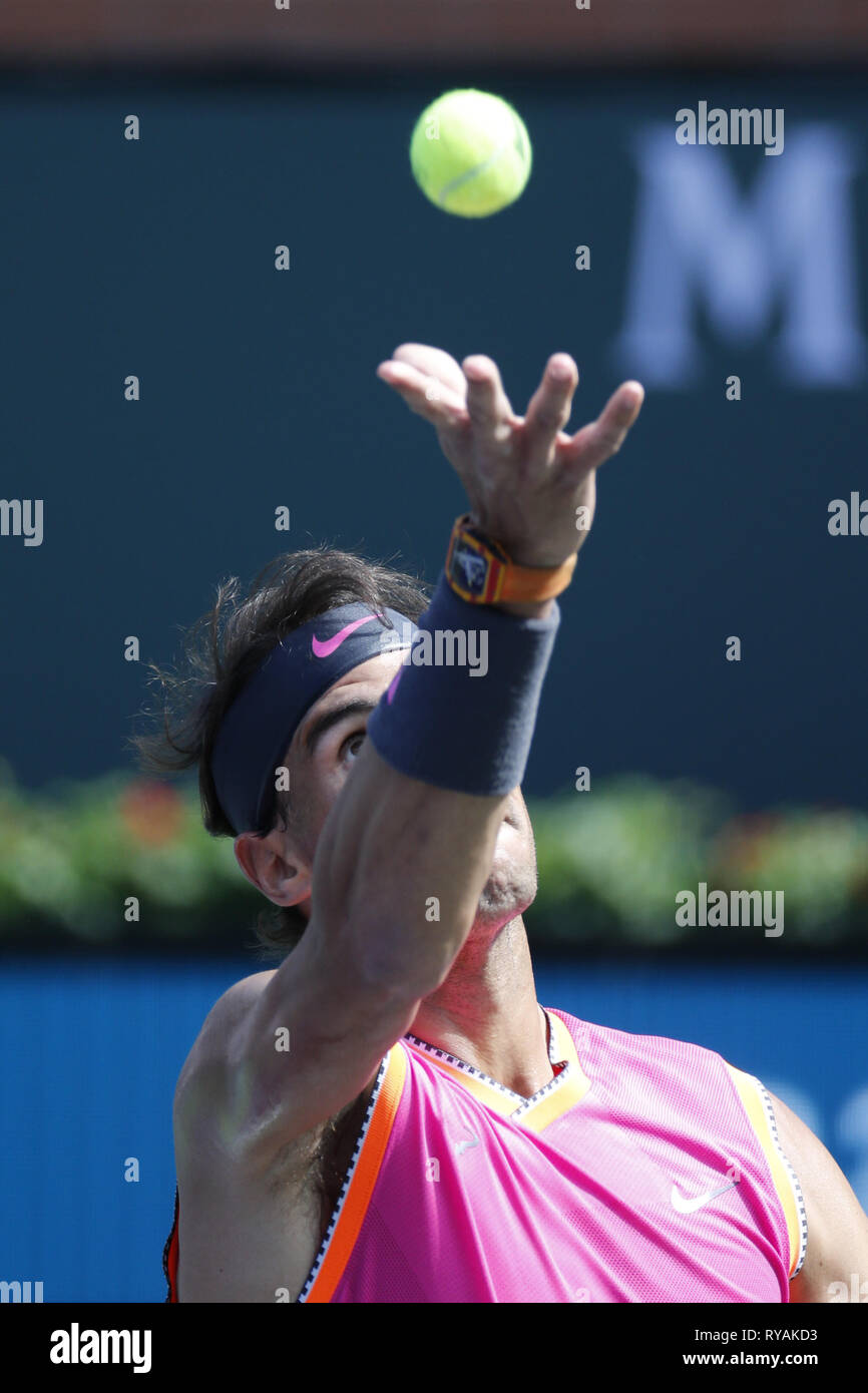 Indian Wells, Kalifornien, USA. 12 Mär, 2019. Rafael Nadal aus Spanien, dient die Kugel zu Diego Schwartzman von Argentinien, während die Männer singles dritte Runde der BNP Paribas Open Tennis Turnier am Dienstag, 12. März 2019 im kalifornischen Indian Wells. Nadal gewann 2-0. Credit: Ringo Chiu/ZUMA Draht/Alamy leben Nachrichten Stockfoto