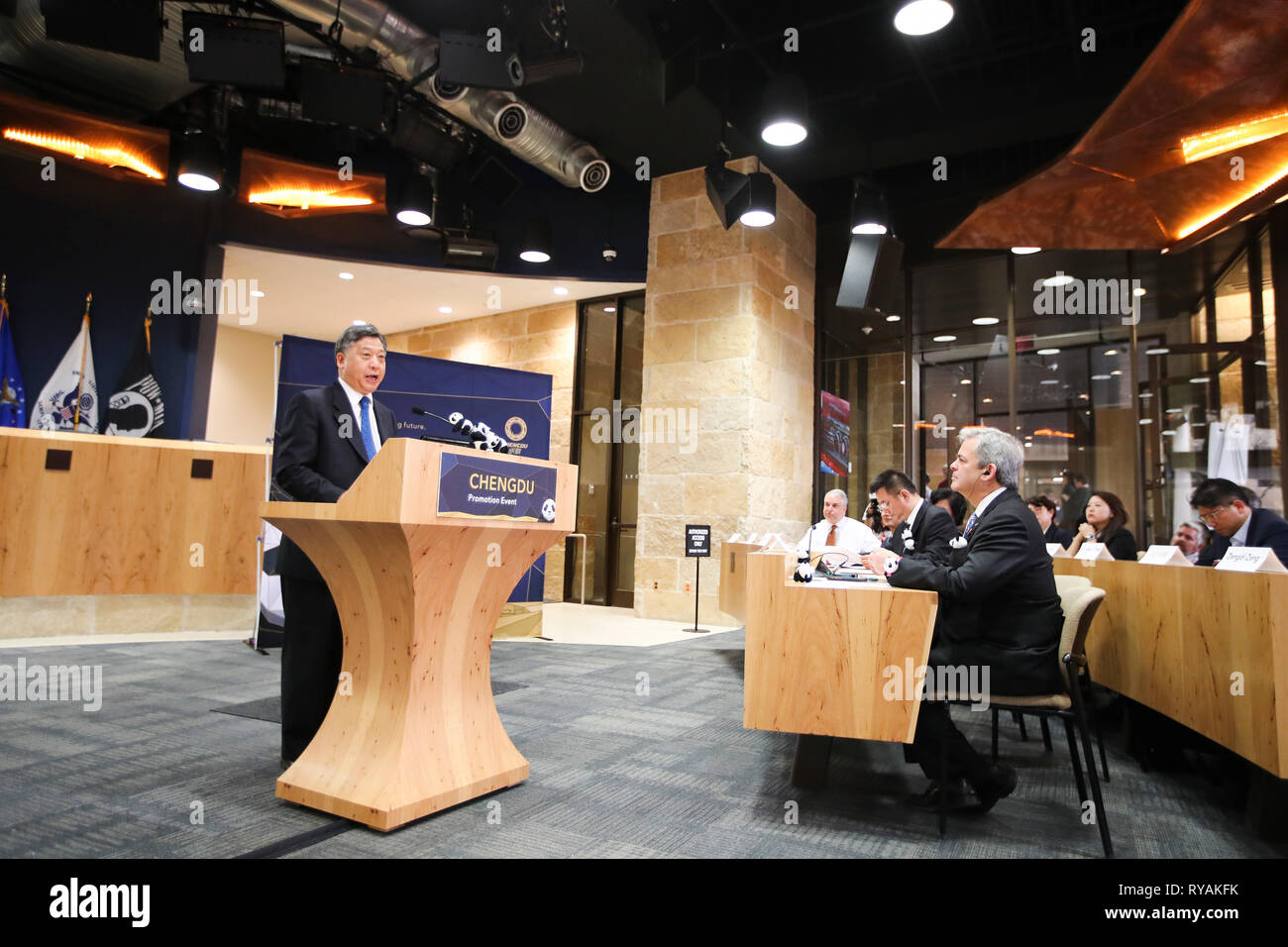 (190313) - Austin, 13. März 2019 (Xinhua) - Chinesische Generalkonsul in Houston Li Qiangmin (L) spricht als Austin Bürgermeister Steve Adler (R) auf einer Veranstaltung der Förderung der Südwesten Chinas Stadt Chengdu im Süden USA Stadt Austin, März 8, 2019 hört. Austin ist bestrebt, ihre Beziehungen zu China zu erweitern, einladend, mit den Armen weit geöffnet, Austausch und Zusammenarbeit in den Bereichen Bildung, Innovation und darüber hinaus. "Unsere Beziehung mit China wirklich vor kurzem beschleunigt hat, 'Austin Bürgermeister Steve Adler Xinhua erklärt am Rande der South by Southwest (SXSW) Konferenzen und Festivals. (Xin Stockfoto