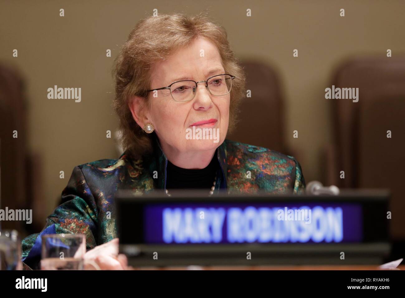 Vereinten Nationen, New York, USA, 12. März 2019 - Maria Robinsonis Vorsitzender des Ältesten und war die erste Frau, die Präsidentin von Irland teilgenommen an der CSW 63 interaktiven Dialog auf hoher Ebene unter den Ministern auf der Priority Theme: Aufbau von Allianzen für die Systeme der sozialen Sicherung, der Zugang zu öffentlichen Dienstleistungen und nachhaltige Infrastruktur für die Gleichstellung der Geschlechter und das Empowerment von Frauen und Mädchen heute auf das UN-Hauptquartier in New York. Foto: Luiz Rampelotto/EuropaNewswire | Verwendung weltweit Stockfoto