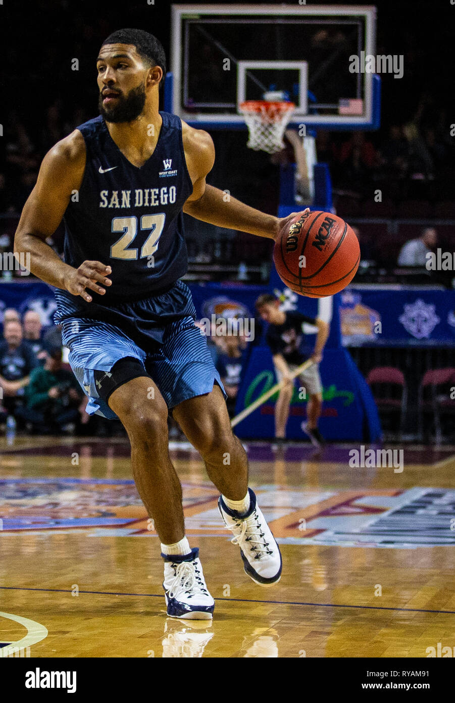 Mar 11 2019 Las Vegas, NV, USA San Diego guard Jesaja Wright (22) bringt den Ball Court während der NCAA West Coast Conference Männer Basketball Turnier Halbfinale zwischen den San Diego Toreros und der Saint Mary's Gaels 62-69 in der Orleans Arena in Las Vegas, NV verloren. Thurman James/CSM Stockfoto