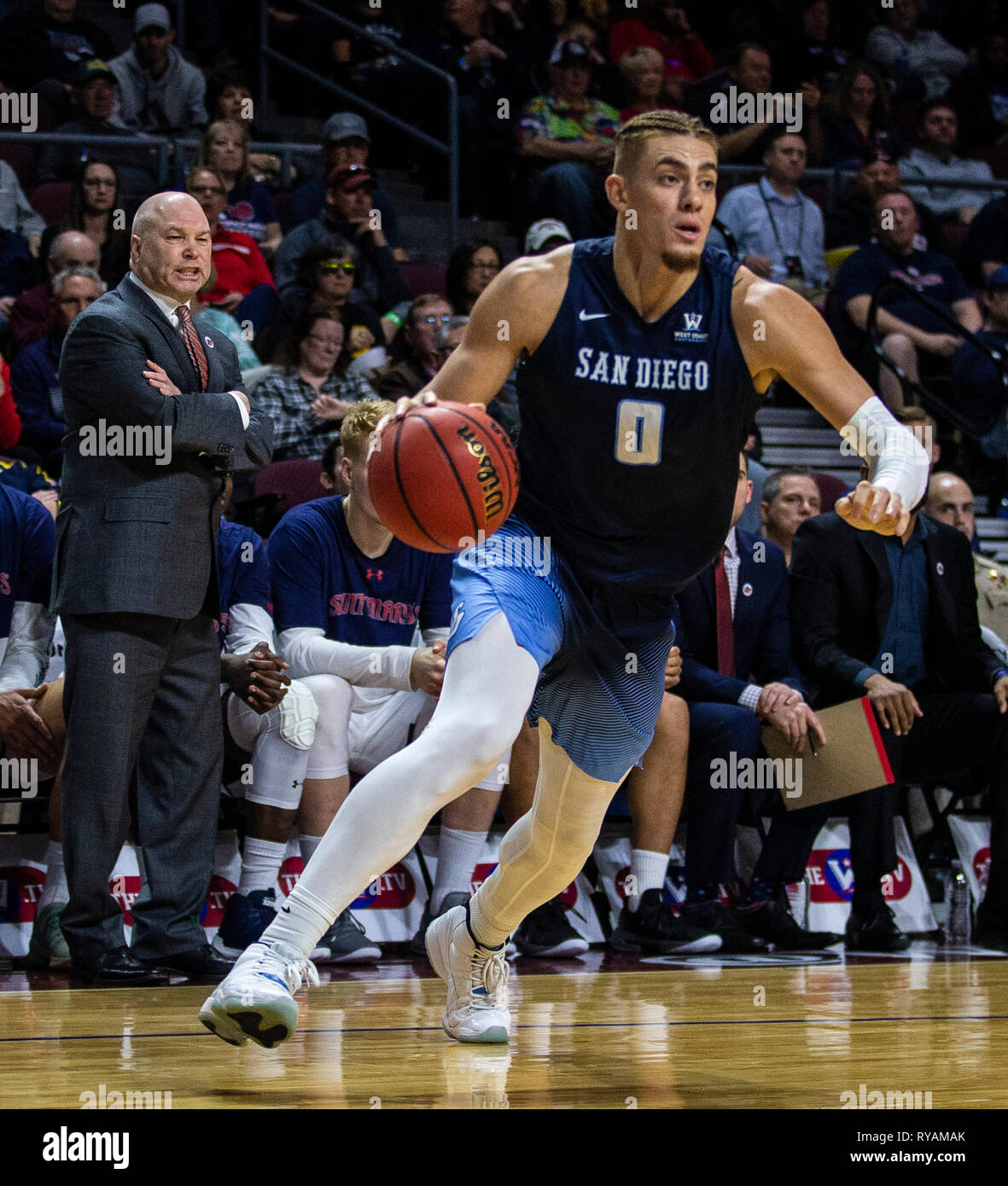 Mar 11 2019 Las Vegas, NV, USA San Diego Toreros vorwärts Jesaja Pineiro (0) Laufwerke an den Korb während der NCAA West Coast Conference Männer Basketball Turnier Halbfinale zwischen den San Diego Toreros und der Saint Mary's Gaels 62-69 in der Orleans Arena in Las Vegas, NV verloren. Thurman James/CSM Stockfoto