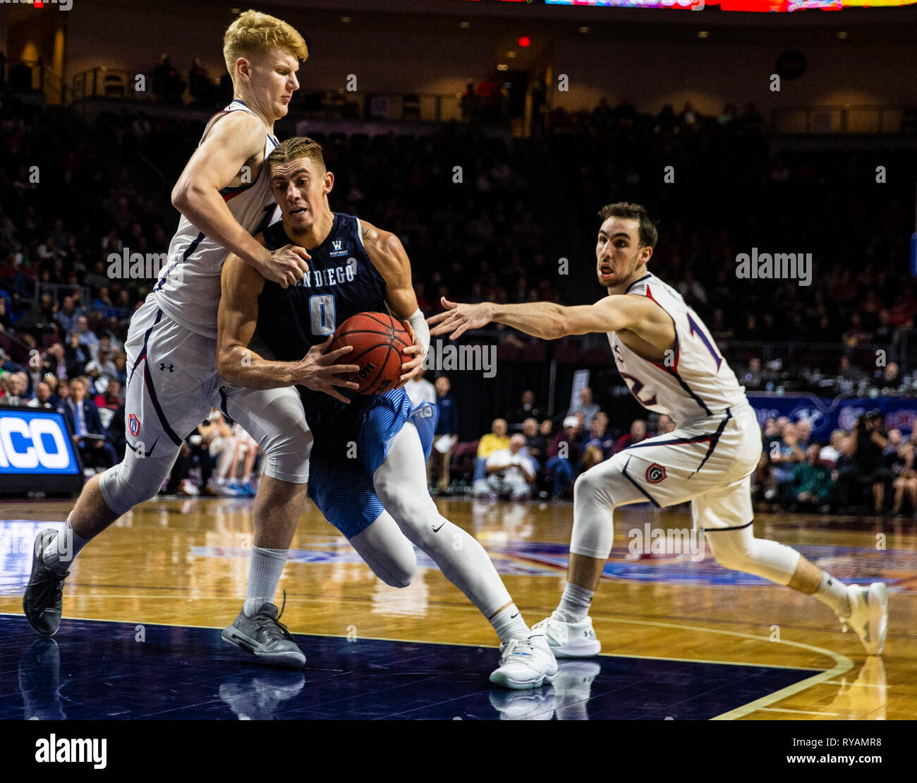 Mar 11 2019 Las Vegas, NV, USA San Diego Toreros vorwärts Jesaja Pineiro (0) Laufwerke an den Korb während der NCAA West Coast Conference Männer Basketball Turnier Halbfinale zwischen den San Diego Toreros und der Saint Mary's Gaels 62-69 in der Orleans Arena in Las Vegas, NV verloren. Thurman James/CSM Stockfoto