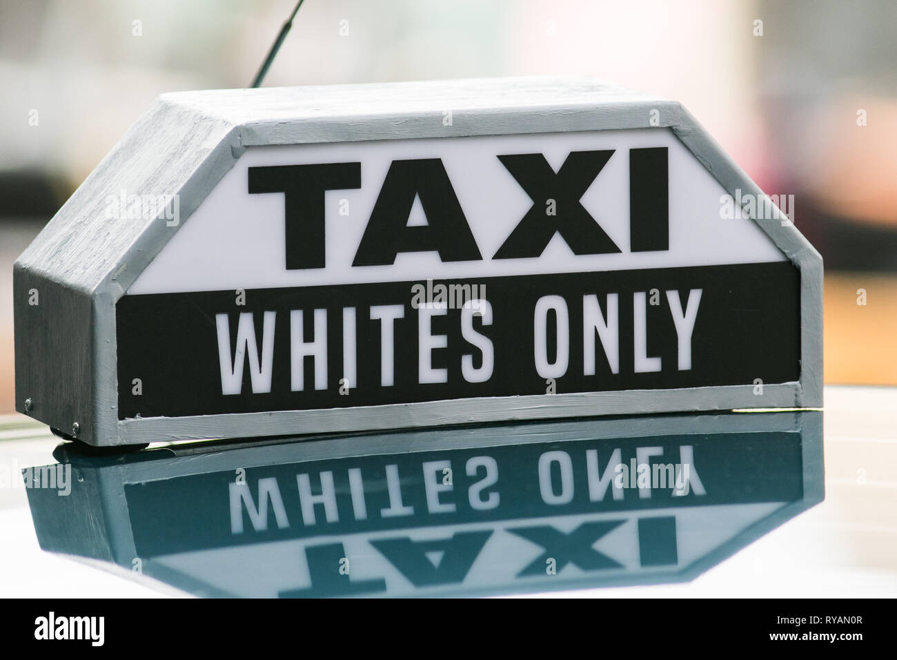 Adelaide, Australien. 13 Mär, 2019. Eine Replik Taxi Zeichen nur für Weiße auf dem Film in Adelaide von "Flucht aus Pretoria eingesetzt wird. Der Film basiert auf einem Buch von Tim Jenkin und ist während der Zeit der Apartheid in Kapstadt, Südafrika über zwei weiße Südafrikaner, Tim Jenkin und Stephen Lee, der im Jahr 1978 zur Herstellung und Verteilung von Anti-apartheid messagesCredit: Amer ghazzal/Alamy Live Nachrichten gefangen wurden Stockfoto