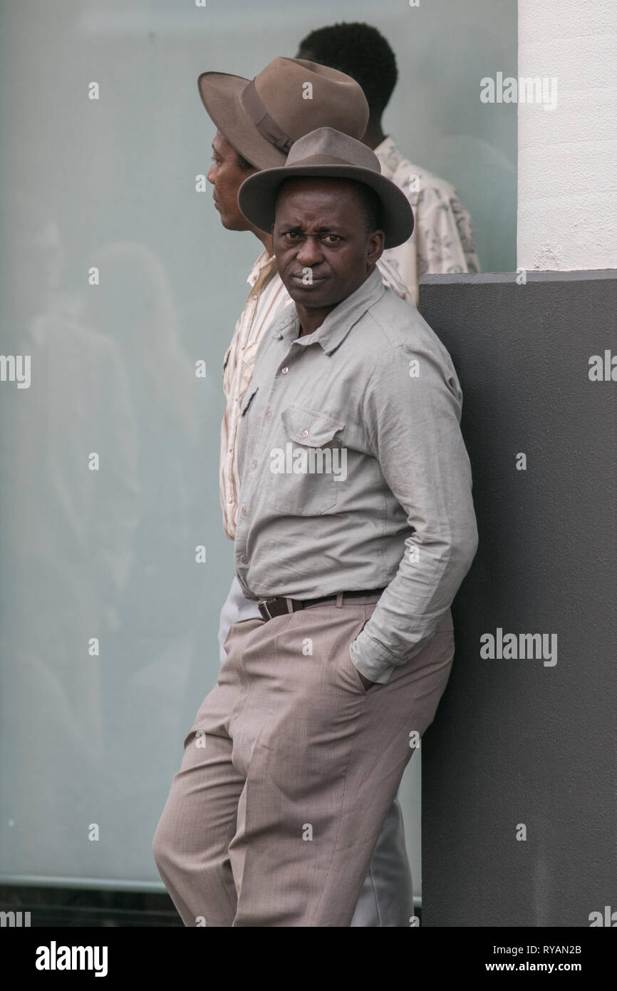 Adelaide, Australien. 13 Mär, 2019. Akteure am Filmset von "Flucht aus Pretoria in Adelaide gefilmt. Der Film auf einem Buch von Tim Jenkin basiert und während der Apartheid in Kapstadt, Südafrika über zwei weiße Südafrikaner, Tim Jenkin und Stephen Lee, der im Jahr 1978 zur Herstellung und Verteilung von Anti-apartheid Nachrichten Credit: Amer ghazzal/Alamy Live Nachrichten gefangen wurden Stockfoto