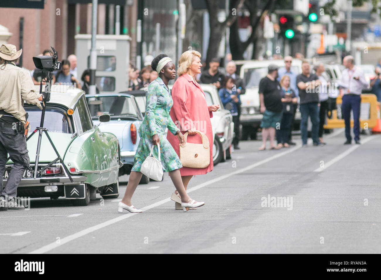 Adelaide, Australien. 13 Mär, 2019. Akteure am Filmset von "Flucht aus Pretoria in Adelaide gefilmt. Der Film basiert auf einem Buch von Tim Jenkin und ist während der Zeit der Apartheid in Kapstadt, Südafrika über zwei weiße Südafrikaner, Tim Jenkin und Stephen Lee, der im Jahr 1978 zur Herstellung und Verteilung von Anti-apartheid Nachrichten Credit: Amer ghazzal/Alamy Live Nachrichten gefangen wurden Stockfoto