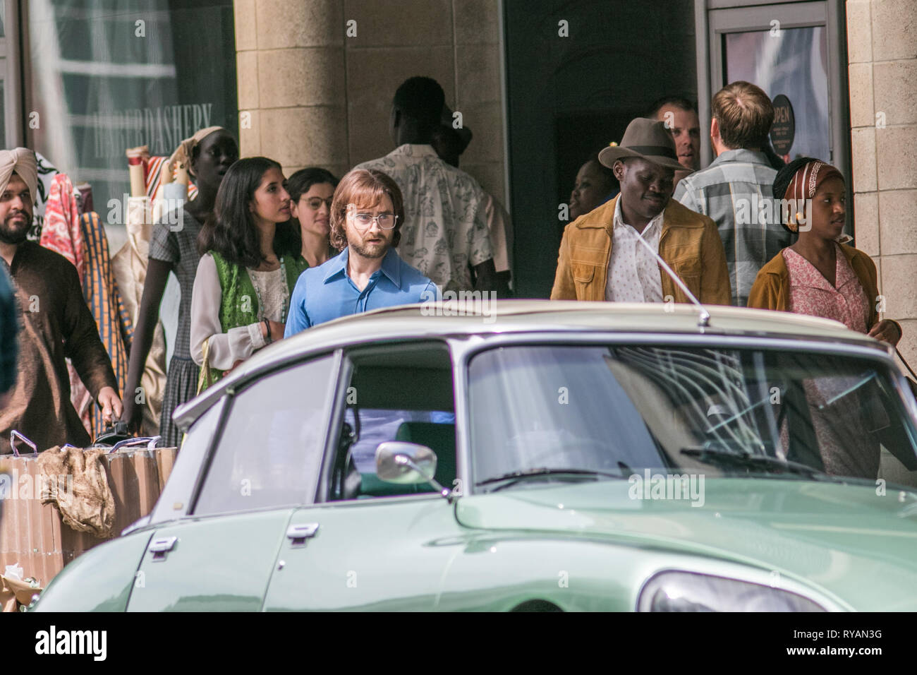 Adelaide, Australien. 13 Mär, 2019. Der britische Schauspieler Daniel Radcliffe am Filmset von "Flucht aus Pretoria in Adelaide gefilmt. Der Film basiert auf einem Buch von Tim Jenkin und ist während der Zeit der Apartheid in Kapstadt, Südafrika über zwei weiße Südafrikaner, Tim Jenkin und Stephen Lee, der im Jahr 1978 zur Herstellung und Verteilung von Anti-apartheid Nachrichten Credit: Amer ghazzal/Alamy Live Nachrichten gefangen wurden Stockfoto