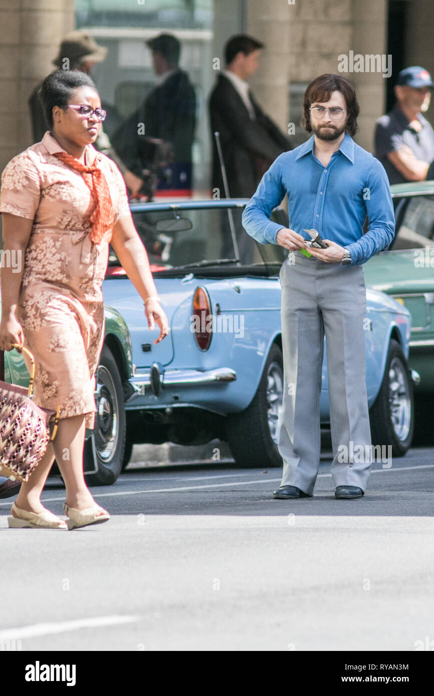 Adelaide, Australien. 13 Mär, 2019. Der britische Schauspieler Daniel Radcliffe am Filmset von "Flucht aus Pretoria in Adelaide gefilmt. Der Film basiert auf einem Buch von Tim Jenkin und ist während der Zeit der Apartheid in Kapstadt, Südafrika über zwei weiße Südafrikaner, Tim Jenkin und Stephen Lee, der im Jahr 1978 zur Herstellung und Verteilung von Anti-apartheid Nachrichten Credit: Amer ghazzal/Alamy Live Nachrichten gefangen wurden Stockfoto