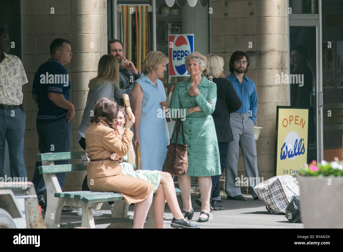 Adelaide, Australien. 13 Mär, 2019. Der britische Schauspieler Daniel Ratcliffe (ganz rechts) auf dem Filmset von "Flucht aus Pretoria in Adelaide gefilmt. Der Film basiert auf einem Buch von Tim Jenkin und ist während der Zeit der Apartheid in Kapstadt, Südafrika über zwei weiße Südafrikaner, Tim Jenkin und Stephen Lee, der im Jahr 1978 zur Herstellung und Verteilung von Anti-apartheid Nachrichten Credit: Amer ghazzal/Alamy Live Nachrichten gefangen wurden Stockfoto