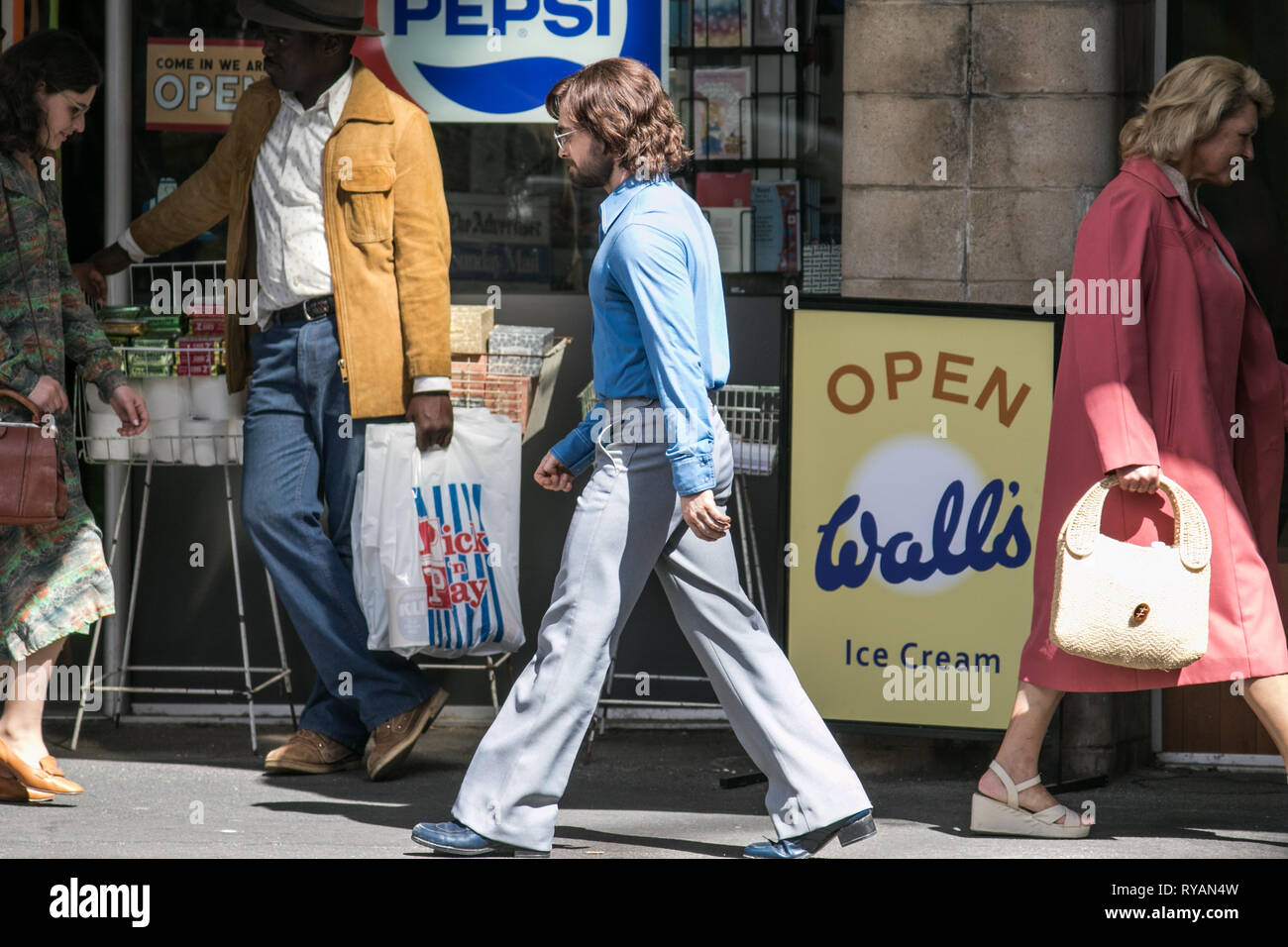 Adelaide, Australien. 13 Mär, 2019. Der britische Schauspieler Daniel Radcliffe am Filmset von "Flucht aus Pretoria in Adelaide gefilmt. Der Film basiert auf einem Buch von Tim Jenkin und ist während der Zeit der Apartheid in Kapstadt, Südafrika über zwei weiße Südafrikaner, Tim Jenkin und Stephen Lee, der im Jahr 1978 zur Herstellung und Verteilung von Anti-apartheid Nachrichten Credit: Amer ghazzal/Alamy Live Nachrichten gefangen wurden Stockfoto