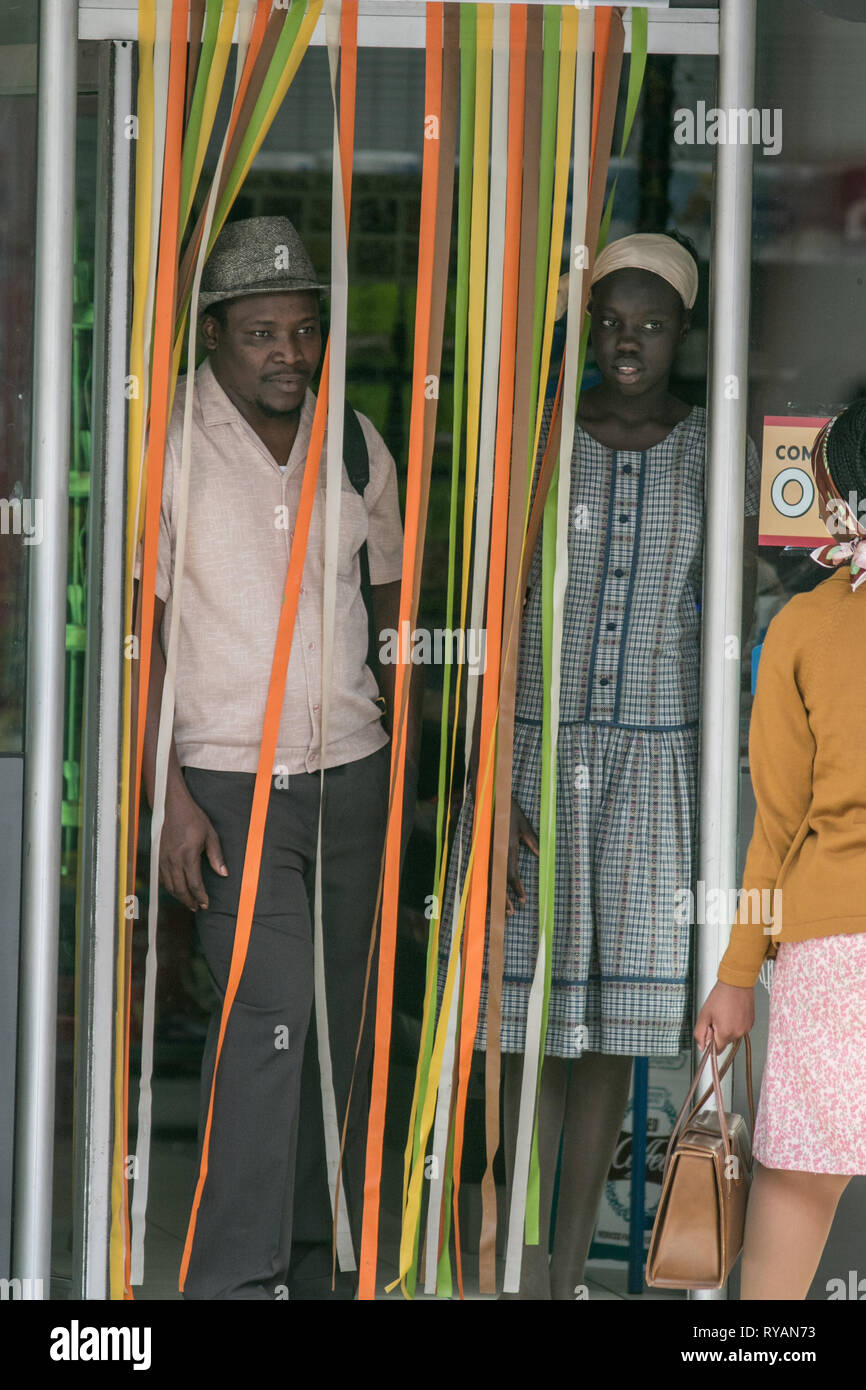 Adelaide, Australien. 13 Mär, 2019. Akteure am Filmset von "Flucht aus Pretoria in Adelaide gefilmt. Der Film basiert auf einem Buch von Tim Jenkin und ist während der Zeit der Apartheid in Kapstadt, Südafrika über zwei weiße Südafrikaner, Tim Jenkin und Stephen Lee, der im Jahr 1978 zur Herstellung und Verteilung von Anti-apartheid Nachrichten Credit: Amer ghazzal/Alamy Live Nachrichten gefangen wurden Stockfoto