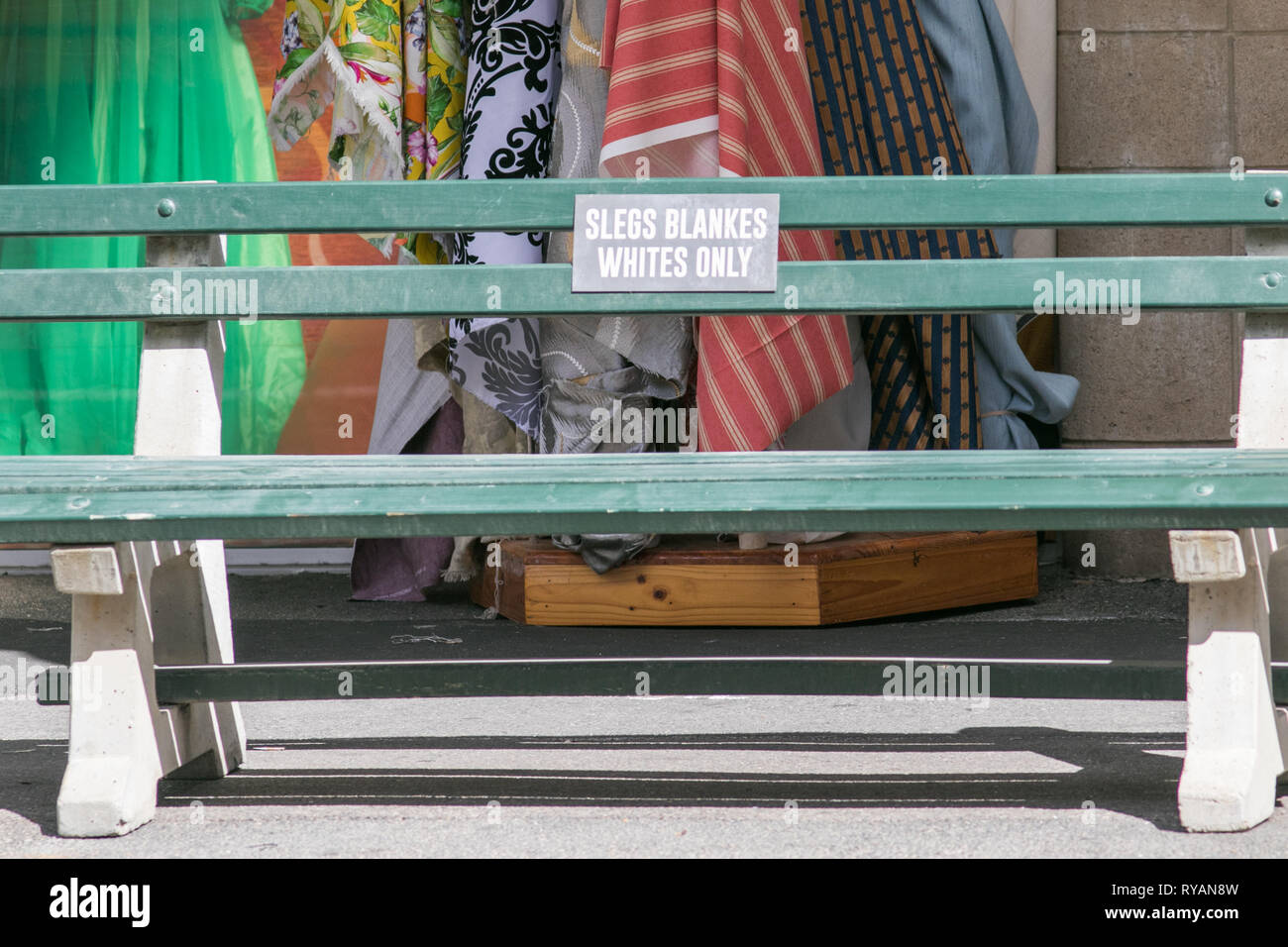 Adelaide, Australien. 13 Mär, 2019. Getrennten Weiß nur Zeichen auf dem Filmset von "Flucht aus Pretoria in Adelaide gefilmt verwendet. Der Film basiert auf einem Buch von Tim Jenkin und ist während der Zeit der Apartheid in Kapstadt, Südafrika über zwei weiße Südafrikaner, Tim Jenkin und Stephen Lee, der im Jahr 1978 zur Herstellung und Verteilung von Anti-apartheid Nachrichten Credit: Amer ghazzal/Alamy Live Nachrichten gefangen wurden Stockfoto