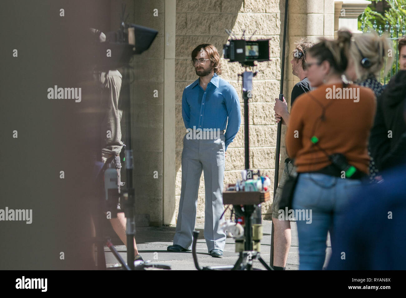 Adelaide, Australien. 13 Mär, 2019. Der britische Schauspieler Daniel Radcliffe am Filmset von "Flucht aus Pretoria in Adelaide gefilmt. Der Film basiert auf einem Buch von Tim Jenkin und ist während der Zeit der Apartheid in Kapstadt, Südafrika über zwei weiße Südafrikaner, Tim Jenkin und Stephen Lee, der im Jahr 1978 zur Herstellung und Verteilung von Anti-apartheid Nachrichten Credit: Amer ghazzal/Alamy Live Nachrichten gefangen wurden Stockfoto