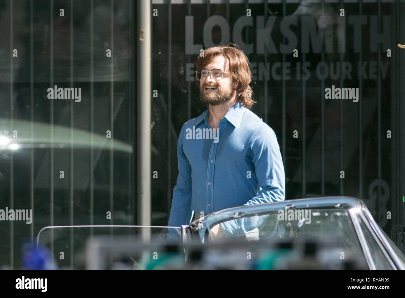 Adelaide, Australien. 13 Mär, 2019. Der britische Schauspieler Daniel Radcliffe am Filmset von "Flucht aus Pretoria in Adelaide gefilmt. Der Film basiert auf einem Buch von Tim Jenkin und ist während der Zeit der Apartheid in Kapstadt, Südafrika über zwei weiße Südafrikaner, Tim Jenkin und Stephen Lee, der im Jahr 1978 zur Herstellung und Verteilung von Anti-apartheid Nachrichten Credit: Amer ghazzal/Alamy Live Nachrichten gefangen wurden Stockfoto