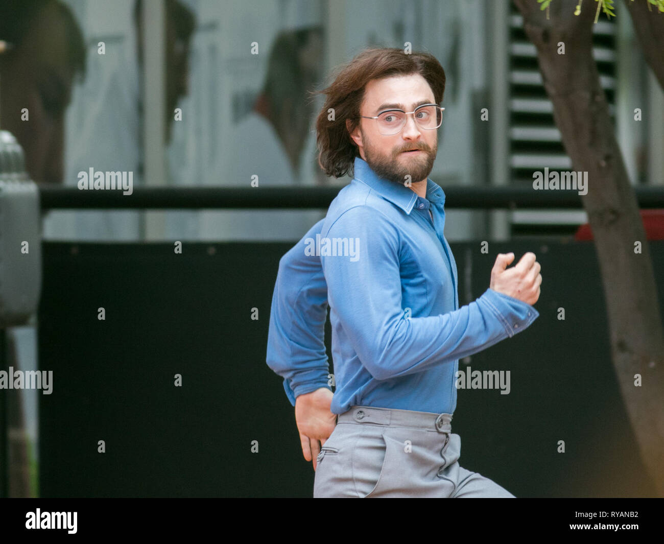 Adelaide, Australien. 13 Mär, 2019. Der britische Schauspieler Daniel Radcliffe am Filmset von "Flucht aus Pretoria in Adelaide gefilmt. Der Film basiert auf einem Buch von Tim Jenkin und ist während der Zeit der Apartheid in Kapstadt, Südafrika über zwei weiße Südafrikaner, Tim Jenkin und Stephen Lee, der im Jahr 1978 zur Herstellung und Verteilung von Anti-apartheid Nachrichten Credit: Amer ghazzal/Alamy Live Nachrichten gefangen wurden Stockfoto