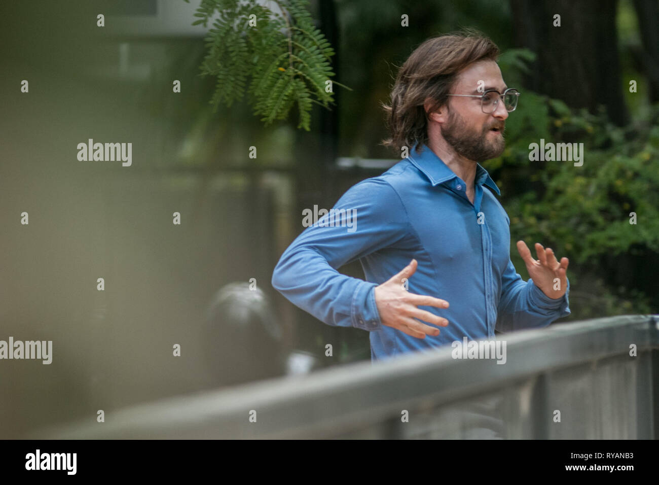 Adelaide, Australien. 13. März, 2019. Der britische Schauspieler Daniel Radcliffe am Filmset von "Flucht aus Pretoria in Adelaide gefilmt. Der Film basiert auf einem Buch von Tim Jenkin und ist während der Zeit der Apartheid in Kapstadt, Südafrika über zwei weiße Südafrikaner, Tim Jenkin und Stephen Lee, der im Jahr 1978 zur Herstellung und Verteilung von Anti-apartheid messagess Credit: Amer ghazzal/Alamy Live Nachrichten gefangen wurden Stockfoto