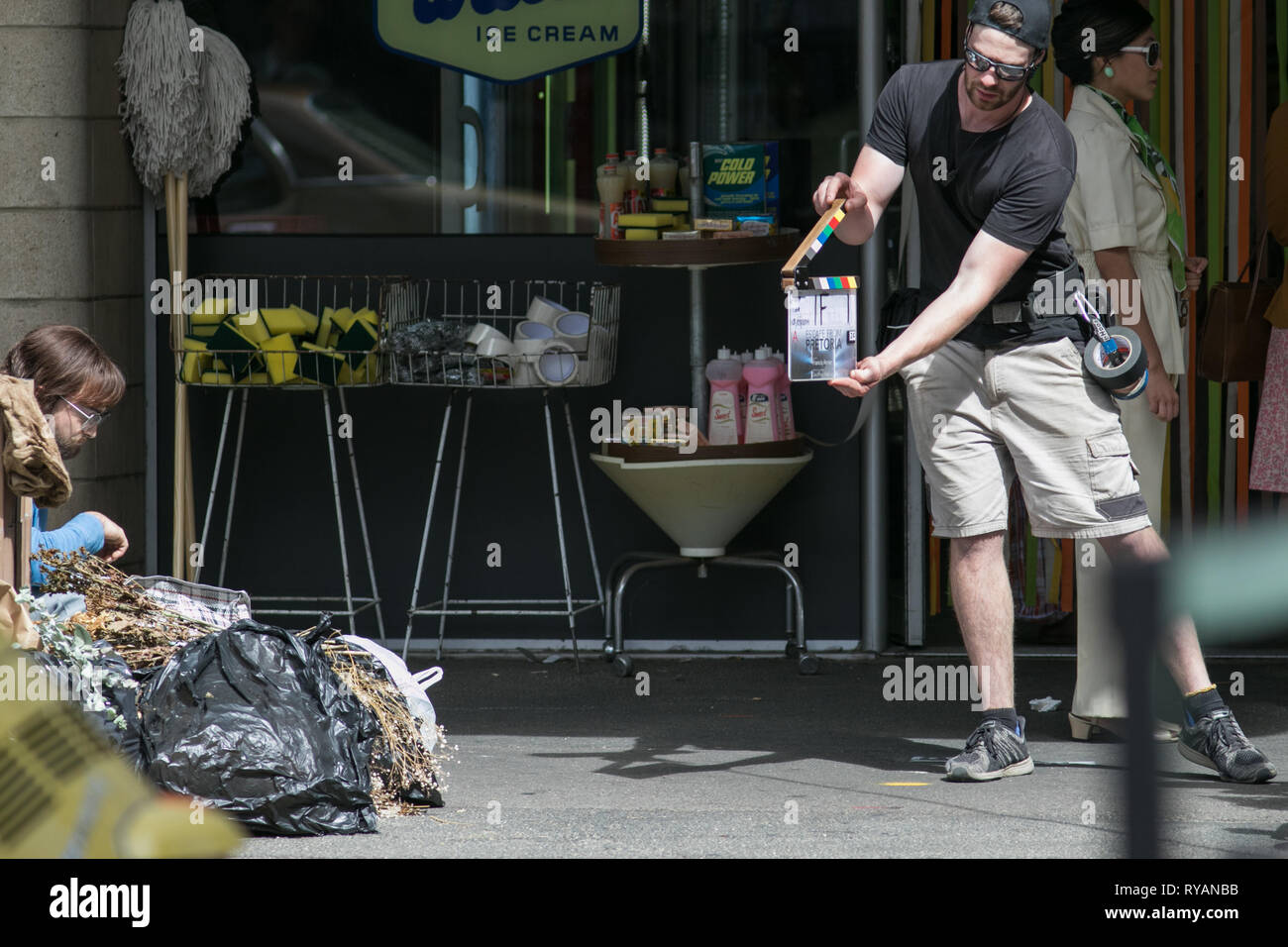 Adelaide, Australien. 13 Mär, 2019. Film Crew am Filmset von "Flucht aus Pretoria in Adelaide gefilmt. Der Film basiert auf einem Buch von Tim Jenkin und ist während der Zeit der Apartheid in Kapstadt, Südafrika über zwei weiße Südafrikaner, Tim Jenkin und Stephen Lee, der im Jahr 1978 zur Herstellung und Verteilung von Anti-apartheid Nachrichten Credit: Amer ghazzal/Alamy Live Nachrichten gefangen wurden Stockfoto