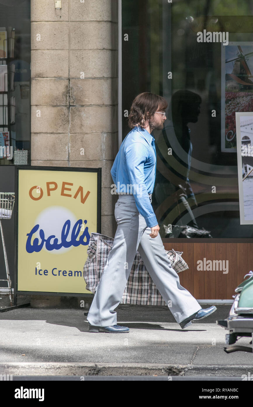 Adelaide, Australien. 13 Mär, 2019. Der britische Schauspieler Daniel Radcliffe am Filmset von "Flucht aus Pretoria in Adelaide gefilmt. Der Film basiert auf einem Buch von Tim Jenkin und ist während der Zeit der Apartheid in Kapstadt, Südafrika über zwei weiße Südafrikaner, Tim Jenkin und Stephen Lee, der im Jahr 1978 zur Herstellung und Verteilung von Anti-apartheid Nachrichten Credit: Amer ghazzal/Alamy Live Nachrichten gefangen wurden Stockfoto