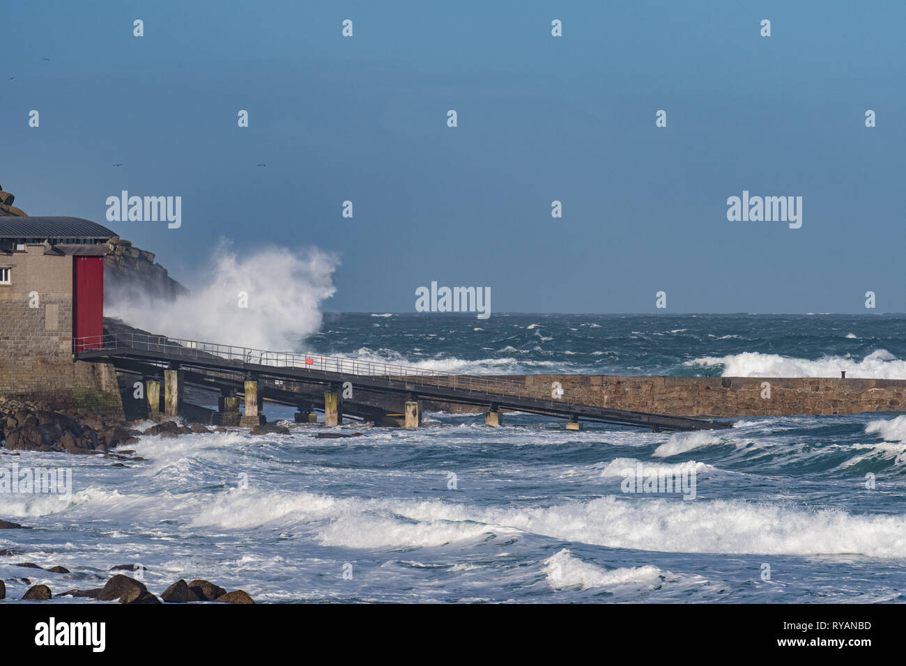 Sennen, Cornwall, UK. 13. März 2019. UK Weatker. Nach dem Sturm Gareth es heute war noch Gale force Bedingungen an der Sennen. Das Rettungsboot war auf diesem Slipway letzte Nacht mit Hilfe eines betroffenen französischen Fischereifahrzeug, Motorschaden zu gehen ins Leben gerufen. Am Ende hatte die Crew angehoben, um Sicherheit, und das Schiff nach links zu driften. Foto: Simon Maycock/Alamy leben Nachrichten Stockfoto