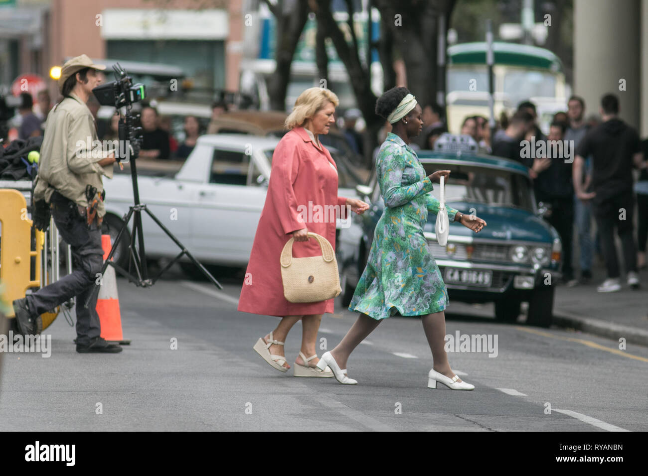Adelaide, Australien. 13 Mär, 2019. Akteure am Filmset von "Flucht aus Pretoria in Adelaide gefilmt. Der Film basiert auf einem Buch von Tim Jenkin und ist während der Zeit der Apartheid in Kapstadt, Südafrika über zwei weiße Südafrikaner, Tim Jenkin und Stephen Lee, der im Jahr 1978 zur Herstellung und Verteilung von Anti-apartheid Nachrichten Credit: Amer ghazzal/Alamy Live Nachrichten gefangen wurden Stockfoto