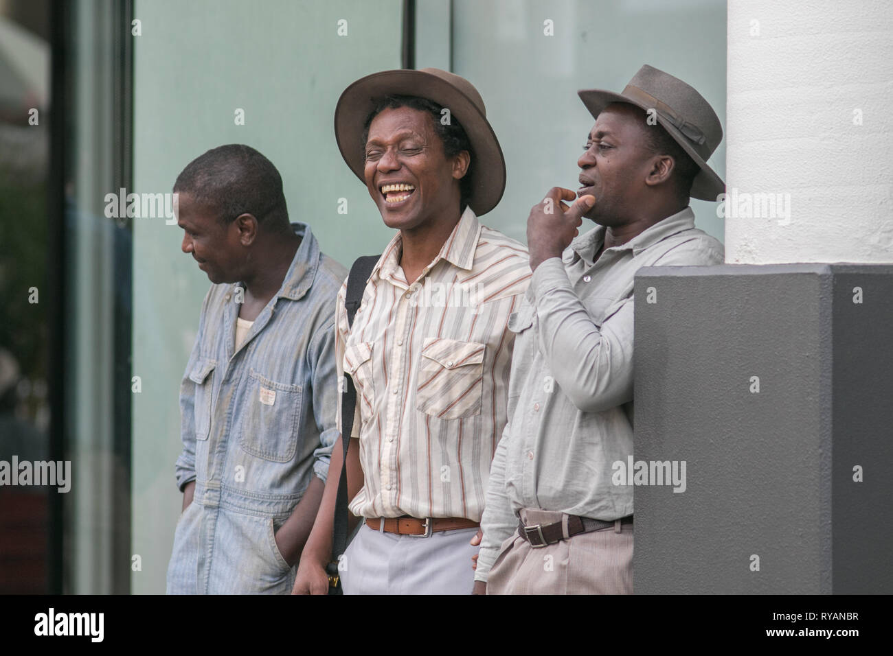 Adelaide, Australien. 13 Mär, 2019. Akteure am Filmset von "Flucht aus Pretoria in Adelaide gefilmt. Der Film basiert auf einem Buch von Tim Jenkin und ist während der Zeit der Apartheid in Kapstadt, Südafrika über zwei weiße Südafrikaner, Tim Jenkin und Stephen Lee, der im Jahr 1978 zur Herstellung und Verteilung von Anti-apartheid Nachrichten Credit: Amer ghazzal/Alamy Live Nachrichten gefangen wurden Stockfoto