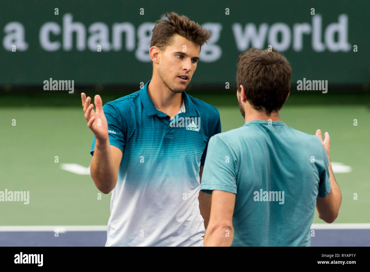 Indian Wells, Kalifornien, USA. 11 Mär, 2019. Dominic Thiem (AUT) und Gilles Simon (FRA) treffen sich an das Netz nach Ihren übereinstimmen. Thiem besiegte Simon 6-3, 6-1 an der BNP Paribas Open in Indian Wells Tennis Garden in Indian Wells, Kalifornien. © Mals Taam/TennisClix/CSM/Alamy leben Nachrichten Stockfoto