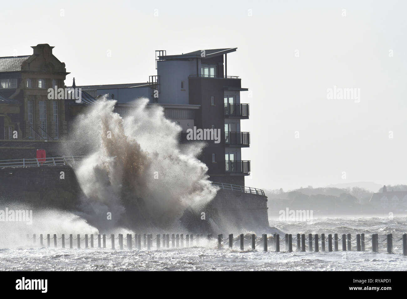 Bristol, UK. 13 Mär, 2019. UK Wetter. Sturm Gareth mit großen Wellen zerschlägt die Marine Seen bei Weston Super Mare in North Somerset. Credit: Robert Timoney/Alamy leben Nachrichten Stockfoto