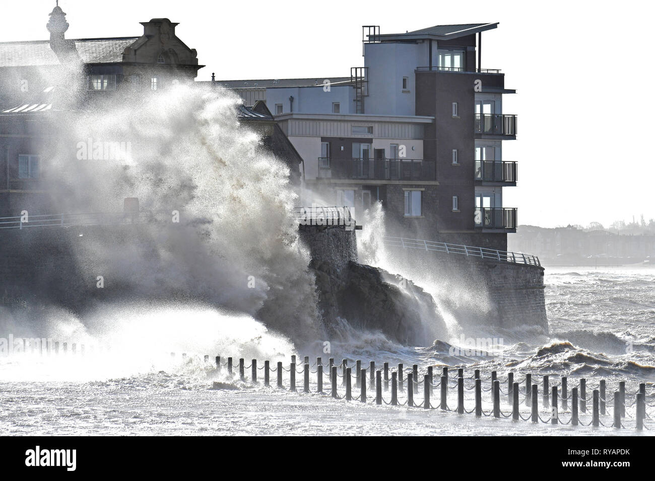 Weston Super Mare, Großbritannien. 13 Mär, 2019. UK Wetter. Sturm Gareth mit großen Wellen zerschlägt die Marine Seen bei Weston Super Mare in North Somerset. Credit: Robert Timoney/Alamy leben Nachrichten Stockfoto