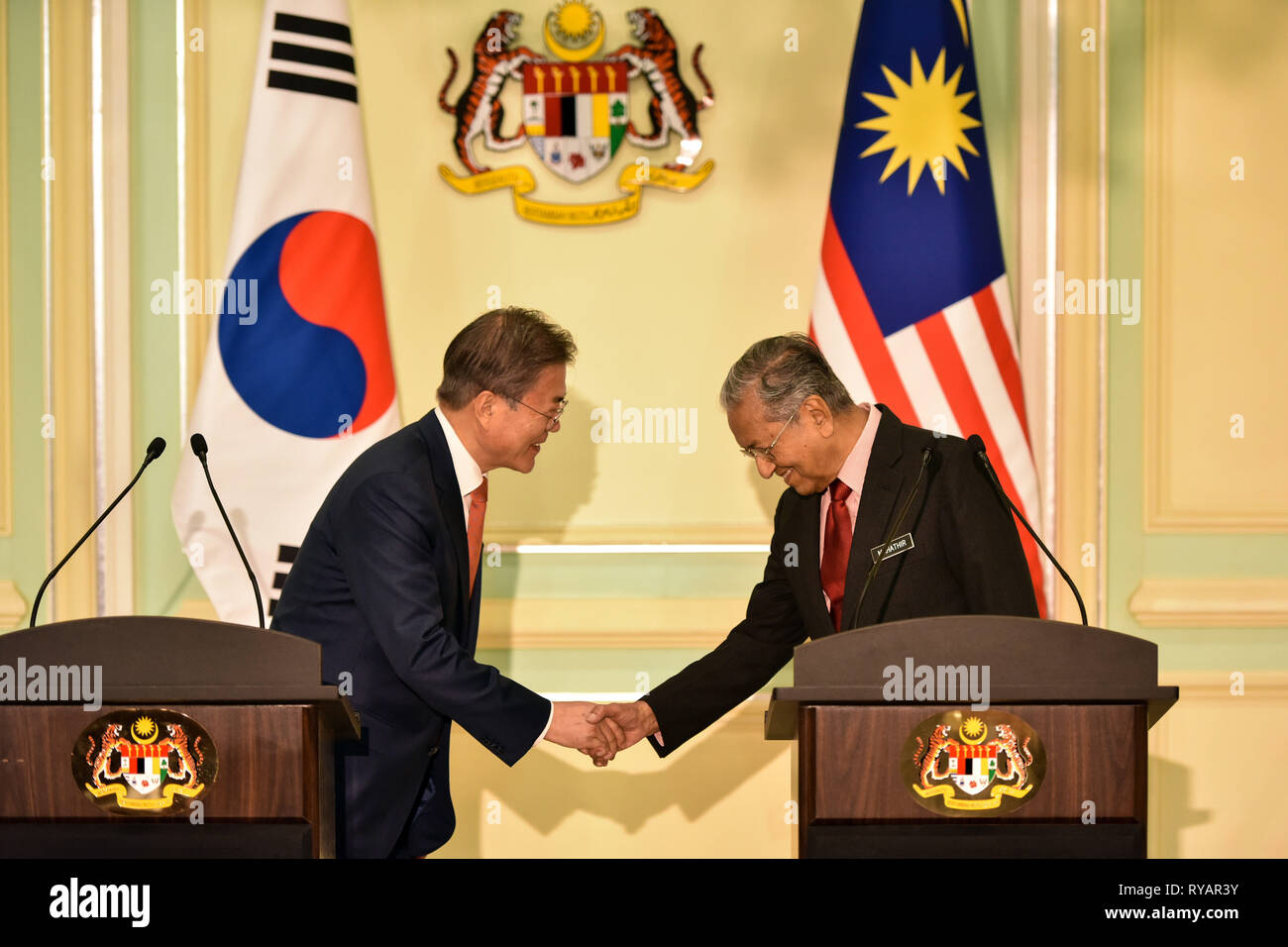 Putrajaya, Malaysia. 13 Mär, 2019. Südkoreanischen Präsidenten Moon Jae-in (L) und malaysische Premierminister Mahathir Mohamad Hände schütteln während einer gemeinsamen Pressekonferenz in Putrajaya, Malaysia, 13. März 2019. Credit: Chong Voon Chung/Xinhua/Alamy leben Nachrichten Stockfoto