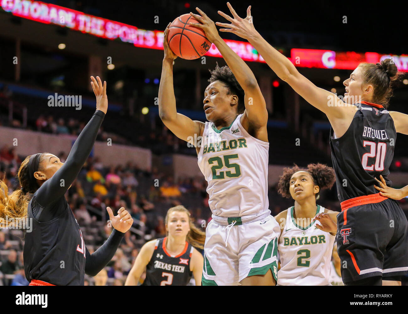 März 9, 2019: Baylor Zentrum Königin Egbo (25) schnappt sich den Ball während eines Phillips 66 grosse 12 Basketball der Frauen-WM Viertelfinale Spiel zwischen der Baylor Lady Bären und der Texas Tech Dame Raiders bei Chesapeake Energy Arena in Oklahoma City, OK. Grau Siegel/CSM Stockfoto