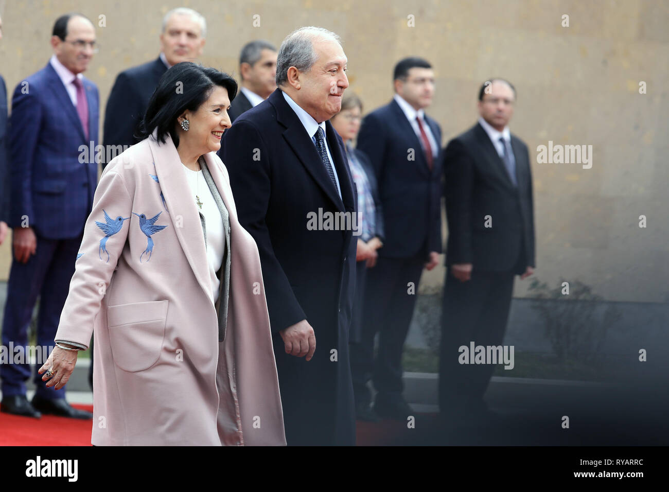 Eriwan, Armenien. 13 Mär, 2019. Besuch der georgische Präsident Salome Surabischwili (1.L, vorne) besucht eine Begrüßungszeremonie durch ihren armenischen Amtskollegen Armen Sarkissian (2.L, vorne) in Eriwan, Armenien, 13. März 2019 veranstaltet. Credit: Gevorg Ghazaryan/Xinhua/Alamy leben Nachrichten Stockfoto