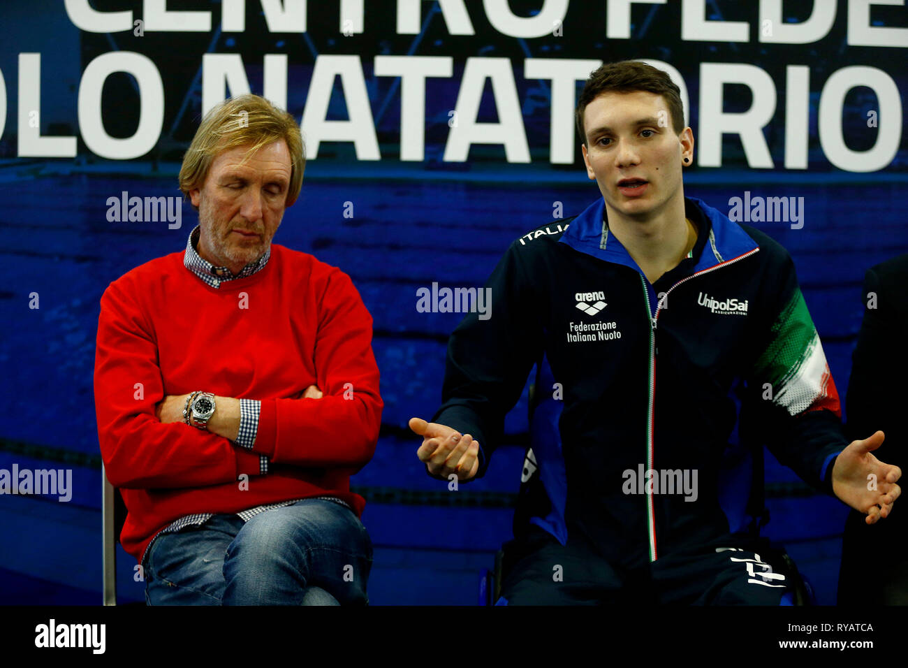 Foto Cecilia Fabiano - LaPresse 13-03-2019 Roma (Italia) Cronaca: Manuel Bortuzzo al Centro federale nuoto di Ostia Nella Foto: il Padre e manuel Foto Cecilia Fabiano - LaPresse März 12, 2019 Rom (Italien) News: Manuel Bortuzzo in Pressekonferenz auf Bundes Swim Center von Ostia im Bild: Manuel und seinen Vater. Stockfoto