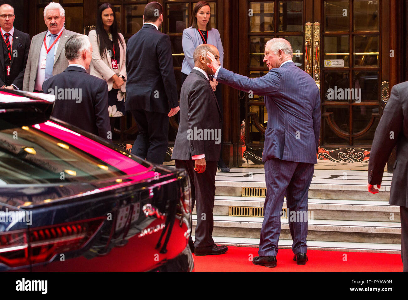 London, Großbritannien. 13 Mär, 2019. Seine Königliche Hoheit der Prinz von Wales, Präsident von der Prince's Trust, kommt an der London Palladium Preisträger und die Anhänger der Nächstenliebe an der jährlichen Prince's Trust Awards zu erfüllen. Der Prince's Trust und TKMaxx & Homesense Awards werden junge Menschen, die sich gegen alle Widerstände gelungen, verbesserten ihre Chancen im Leben und hatte einen positiven Einfluss auf ihre lokale Gemeinschaft. Credit: Mark Kerrison/Alamy leben Nachrichten Stockfoto