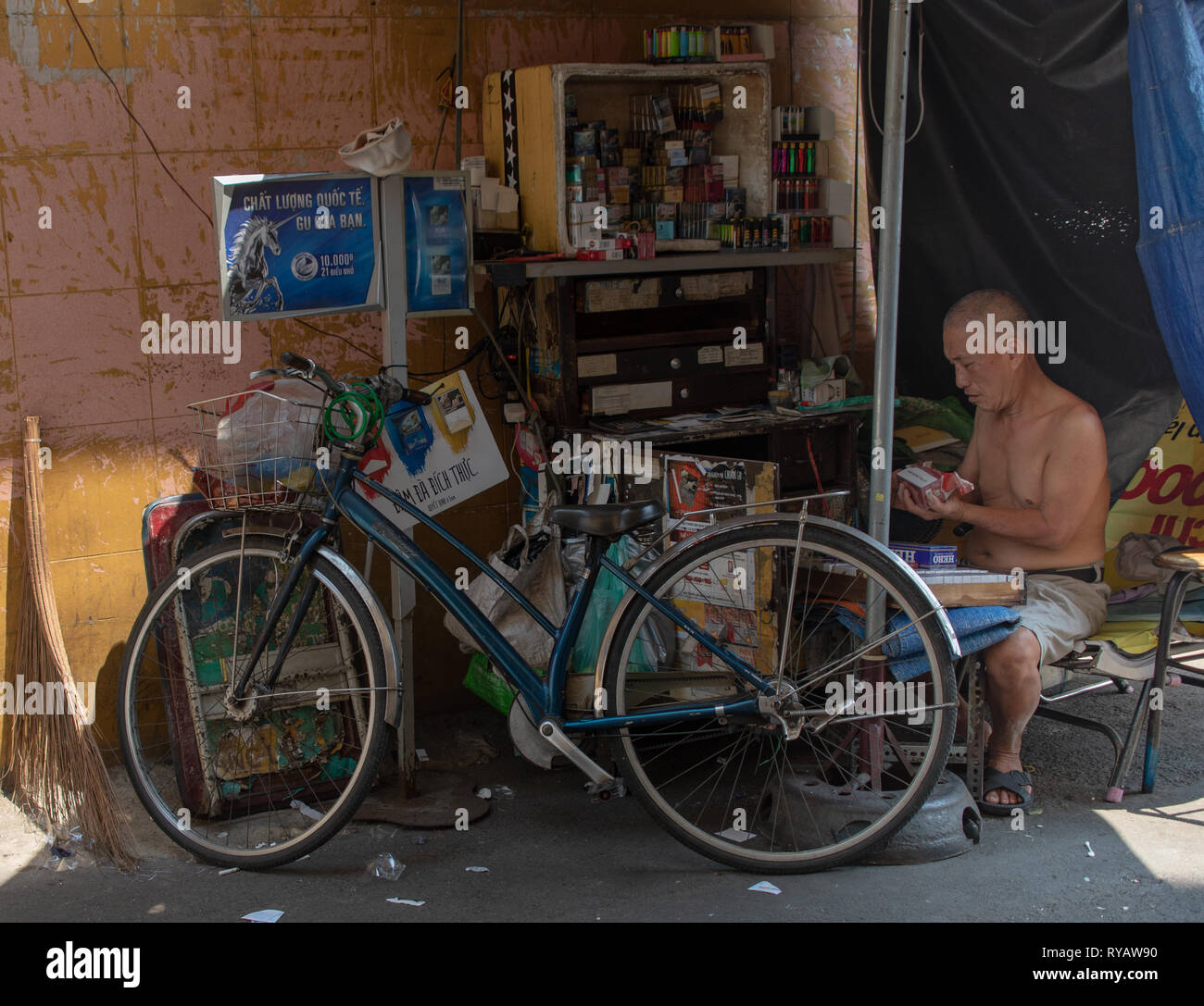 District 1, Ho Chi Minh City, Vietnam, Mittwoch, 13. März 2019. Saigon Wetter:: Hot spring Tag mit Höhen von 36 Grad. Tabak Verkäufer mit dem Fahrrad. Credit: WansfordPhoto/Alamy leben Nachrichten Stockfoto