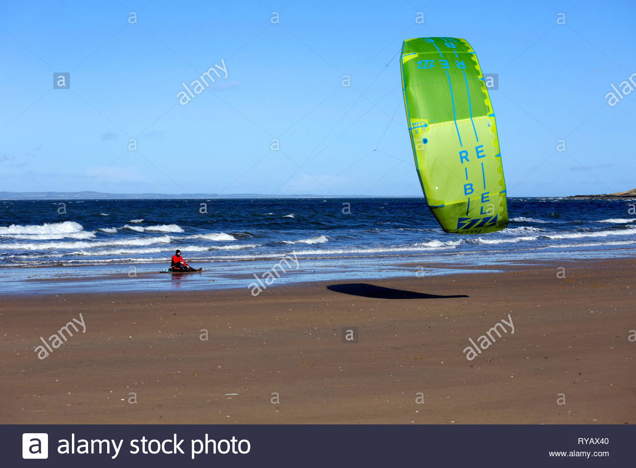 Gullane, Schottland, Großbritannien. März 2019. Kitesurfer Kitesurfen an einem sonnigen und windigen Tag am Gullane Bents Beach. Quelle: Craig Brown/Alamy Live News Stockfoto