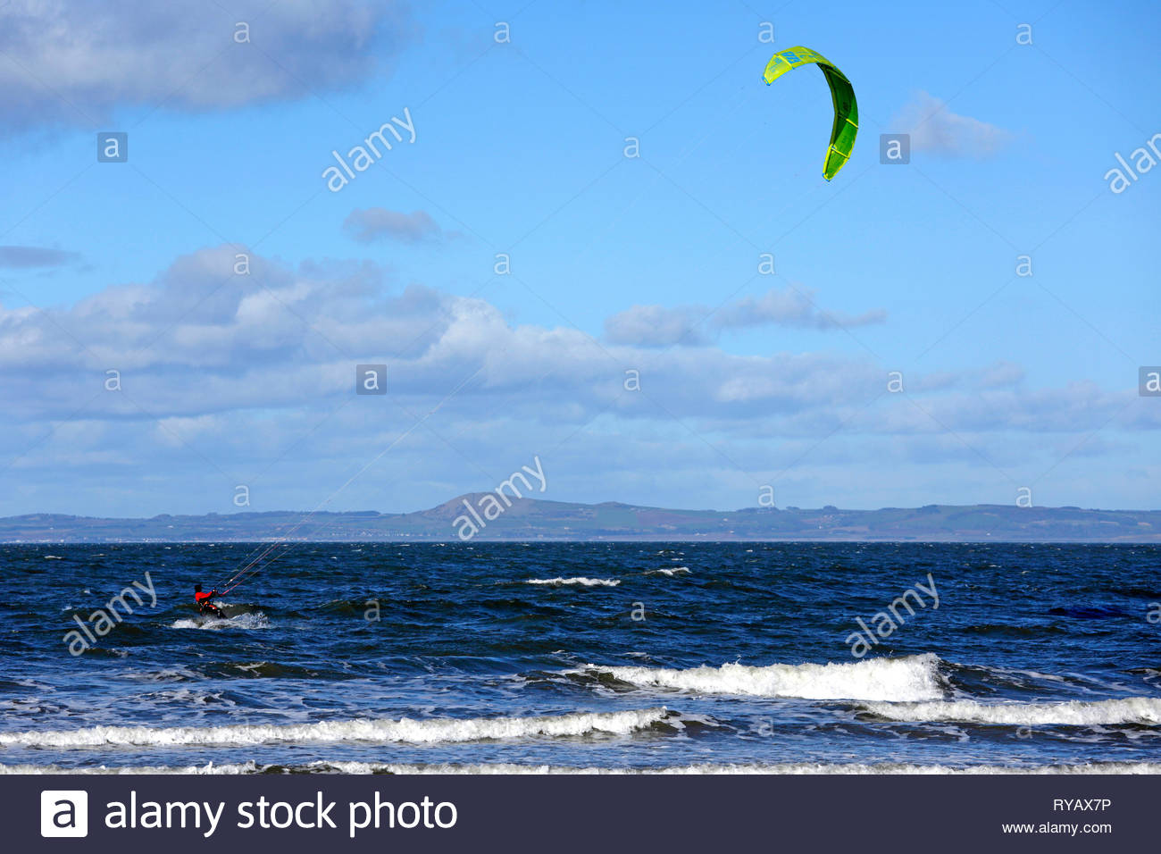 Gullane, Schottland, Großbritannien. März 2019. Kitesurfer Kitesurfen an einem sonnigen und windigen Tag am Gullane Bents Beach. Quelle: Craig Brown/Alamy Live News Stockfoto