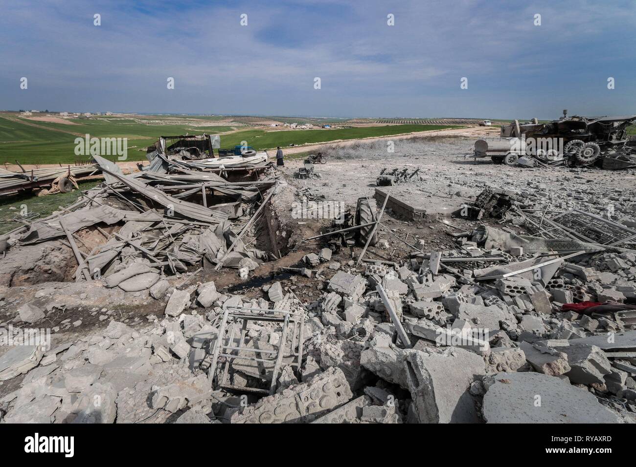 Saraqib, Idlib, Syrien. 13 Mär, 2019. Ein Gebäude gesehen, die von der Russischen Luftangriff zerstört wird. Die Rebellen behaupten, dass die Russische Luftwaffe Angriff durchgeführt hat, zu den Rebellen kontrollierten Gebiet von Kafar Amim in Idib Provinz. Die russische Luftwaffe aktuell ist die Durchführung von Missionen gegen die Regierungstruppen in Syrien unter der Anforderung der syrischen Regierung. Credit: Mohamad Saeed/SOPA Images/ZUMA Draht/Alamy leben Nachrichten Stockfoto