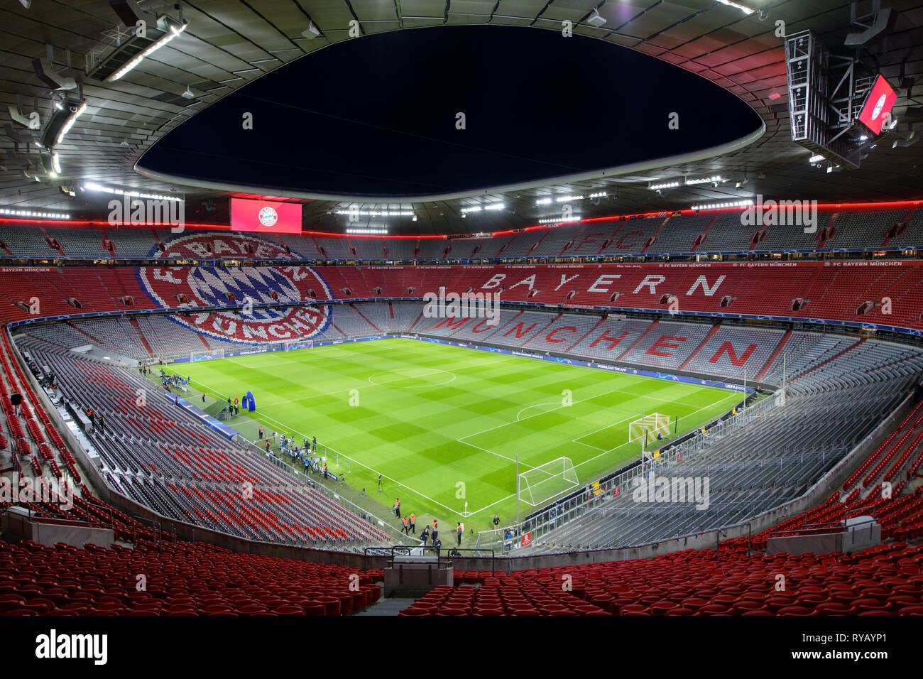 München, Deutschland. 13 Mär, 2019. Fussball: Champions League, K.o.-Runde, Achtelfinale, Rückspiel: FC Bayern München - FC Liverpool in der Allianz Arena. Tausende von leeren Sitze können in der Allianz Arena gesehen werden, bevor das Spiel beginnt. Foto: Matthias Balk/dpa Quelle: dpa Picture alliance/Alamy leben Nachrichten Stockfoto