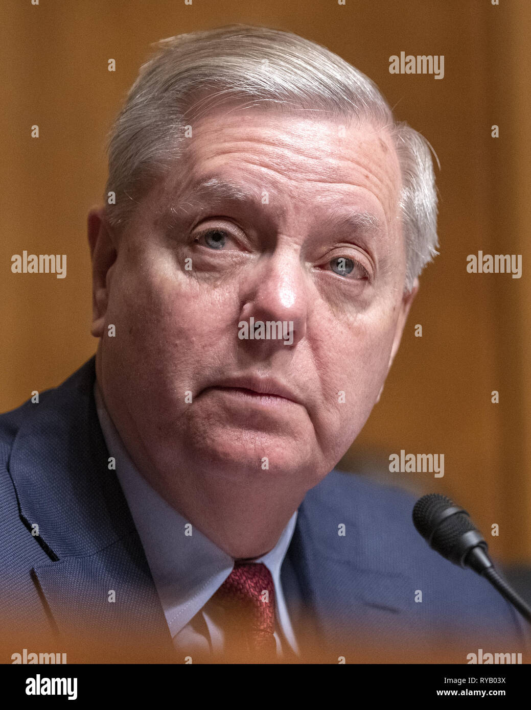 Washington, District of Columbia, USA. 13 Mär, 2019. United States Senator Lindsey Graham (Republikaner von South Carolina), Vorsitzender des United States Senate Committee auf die Justiz ist eine Eröffnung, wie Daniel S. Collins und Kenneth Kiyul Lee bezeugen vor dem Ausschuß für ihre Nominierung Vereinigten Staaten Stromkreis Richter für den 9. Circuit werden auf dem Capitol Hill in Washington, DC am Mittwoch, März 13, 2019 Credit: Ron Sachs/CNP/ZUMA Draht/Alamy leben Nachrichten Stockfoto