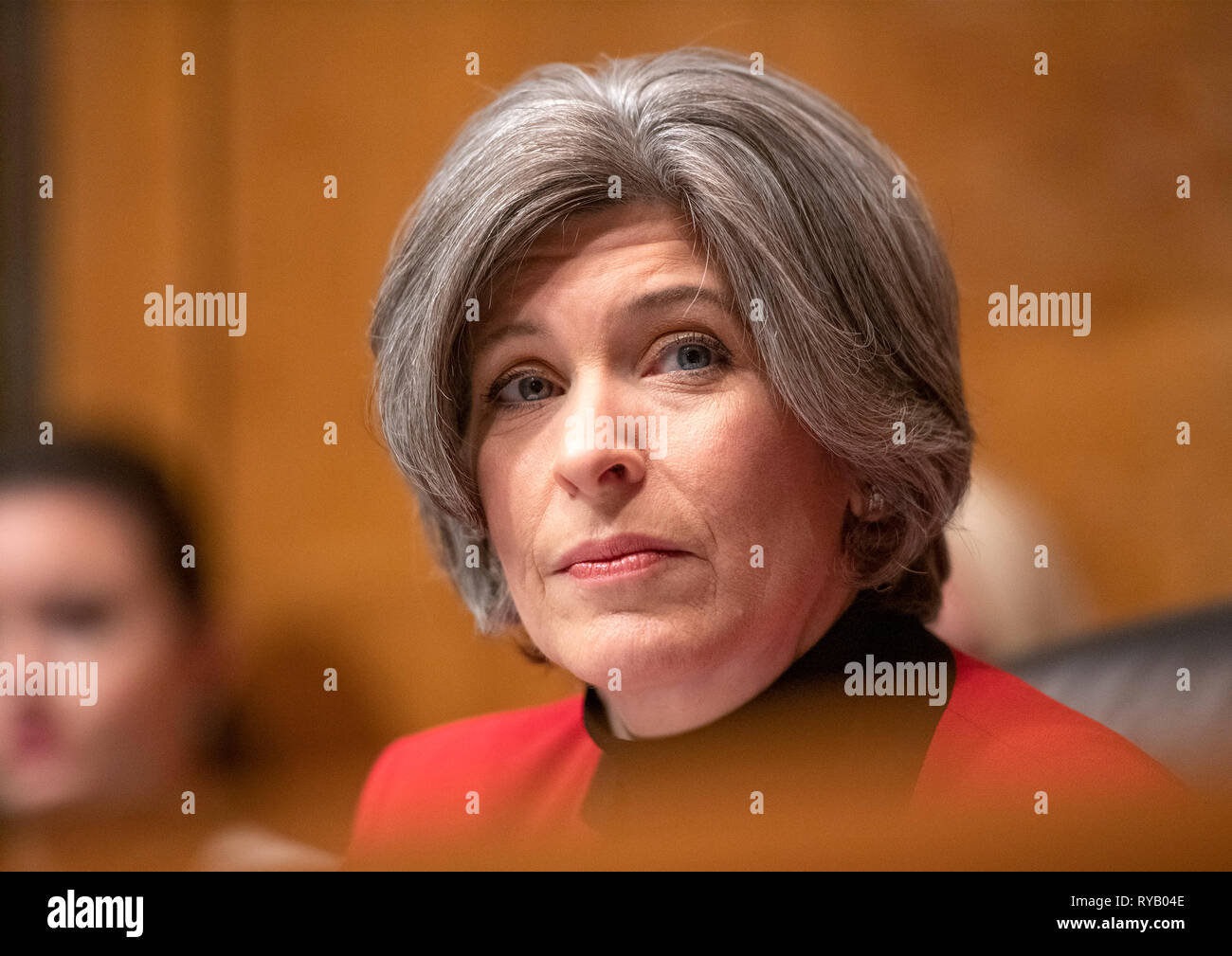 Washington, Vereinigte Staaten von Amerika. 13 Mär, 2019. United States Senator Joni Ernst (Republikaner von Iowa) sieht auf wie Daniel S. Collins und Kenneth Kiyul Lee bezeugen vor dem Senat der Vereinigten Staaten Ausschuss auf die Justiz auf ihre Nominierung Vereinigten Staaten-Richter für den 9. Circuit werden auf dem Capitol Hill in Washington, DC am Mittwoch, 13. März 2019. Credit: Ron Sachs/CNP | Verwendung der weltweiten Kredit: dpa/Alamy leben Nachrichten Stockfoto